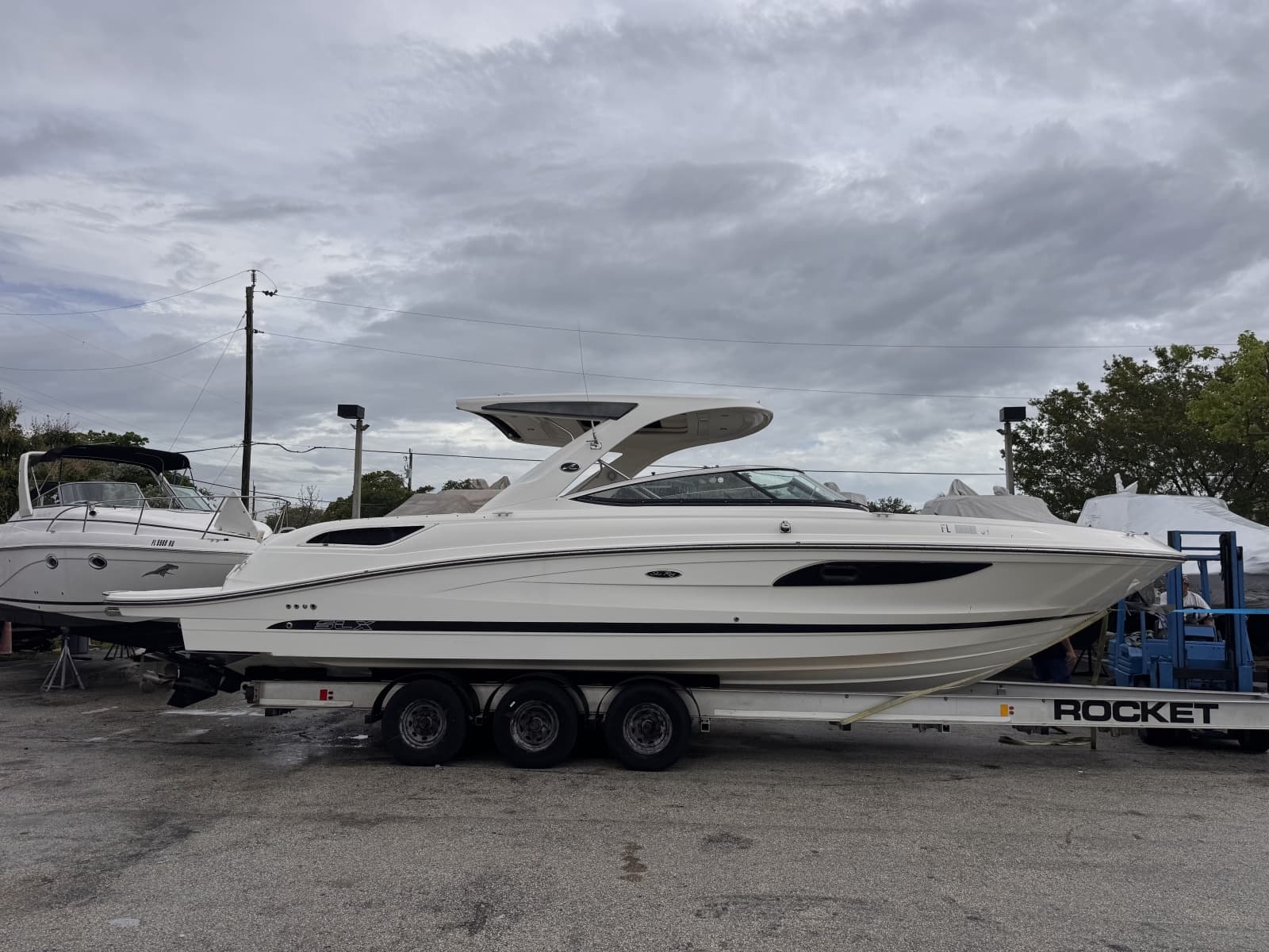 2016 Sea Ray 350 SLX - Photo 3
