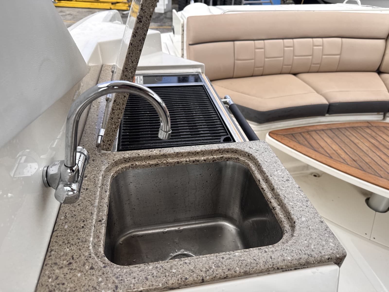 2016 Sea Ray 350 SLX - Photo 24