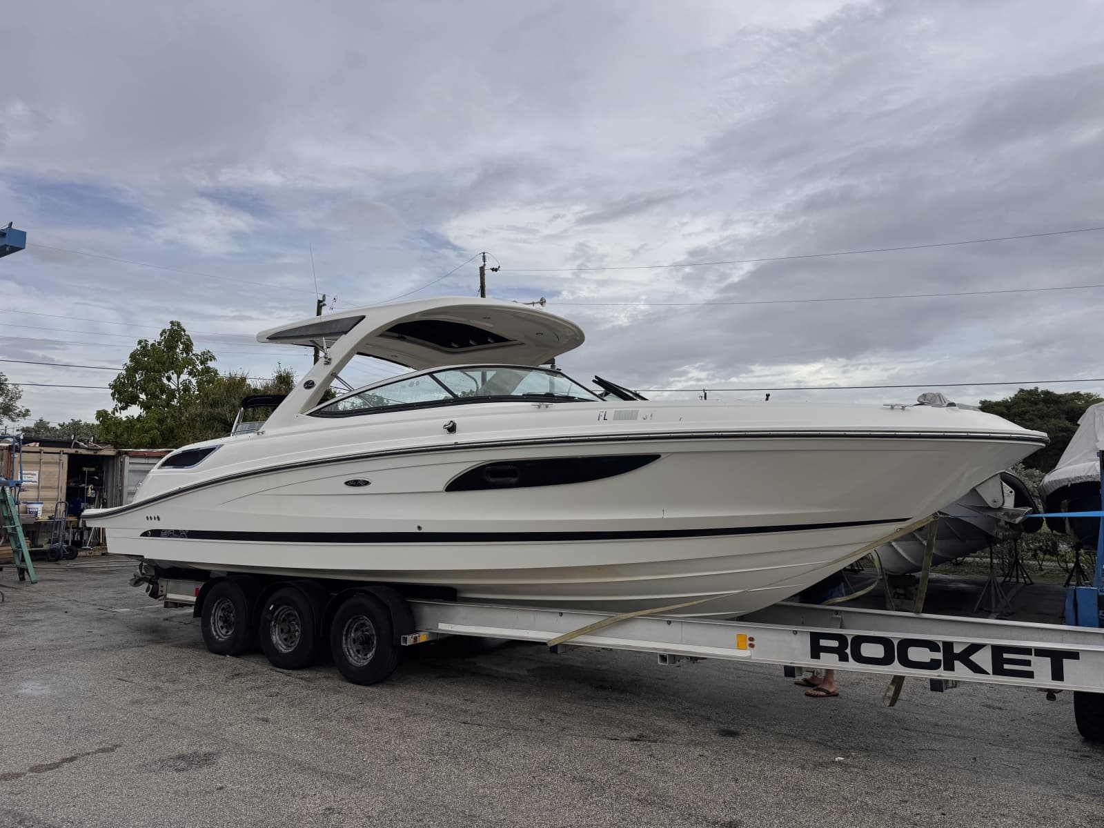 2016 Sea Ray 350 SLX - Photo 2