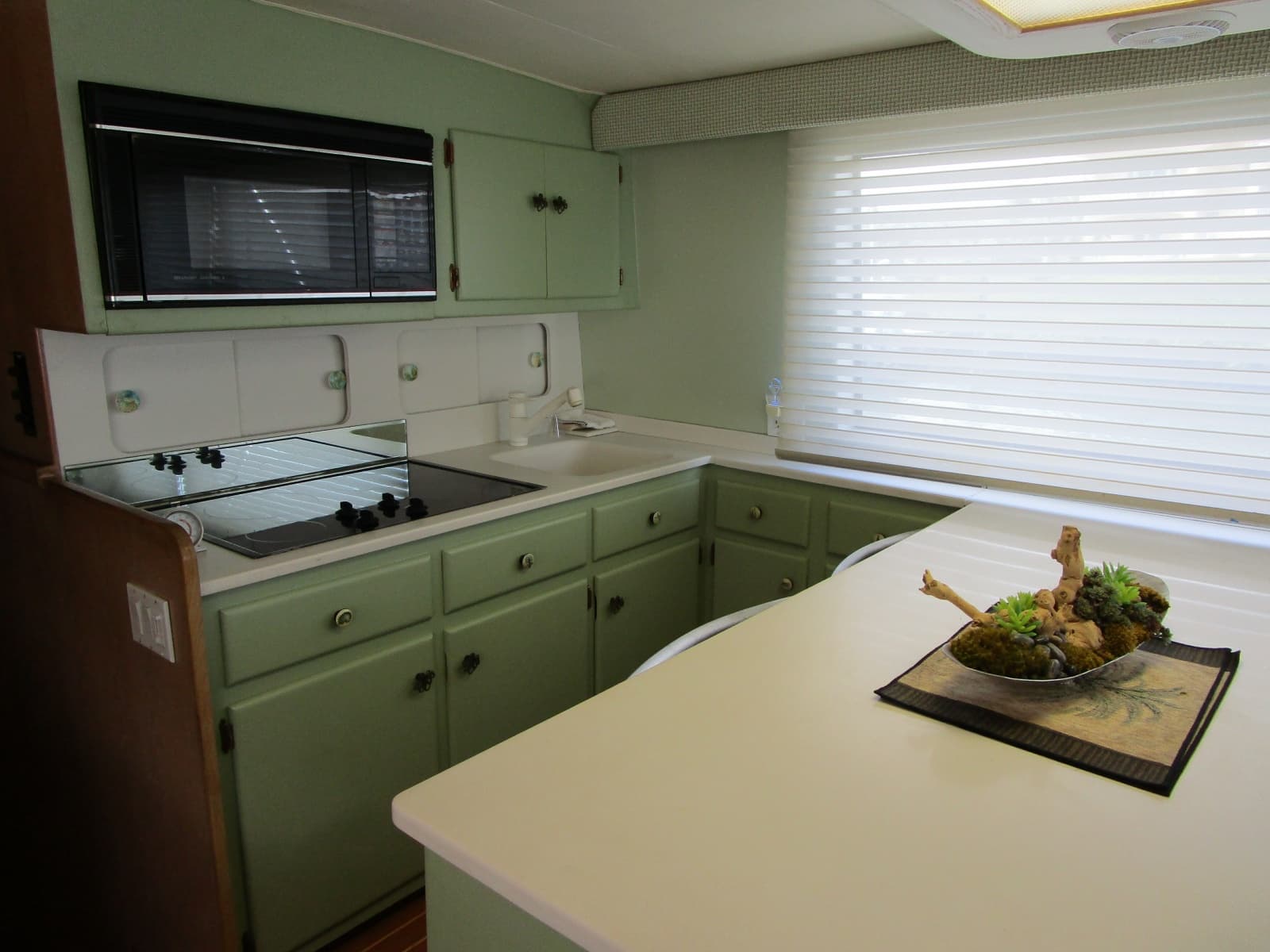 1976 Hatteras 53 Convertible - Photo 9
