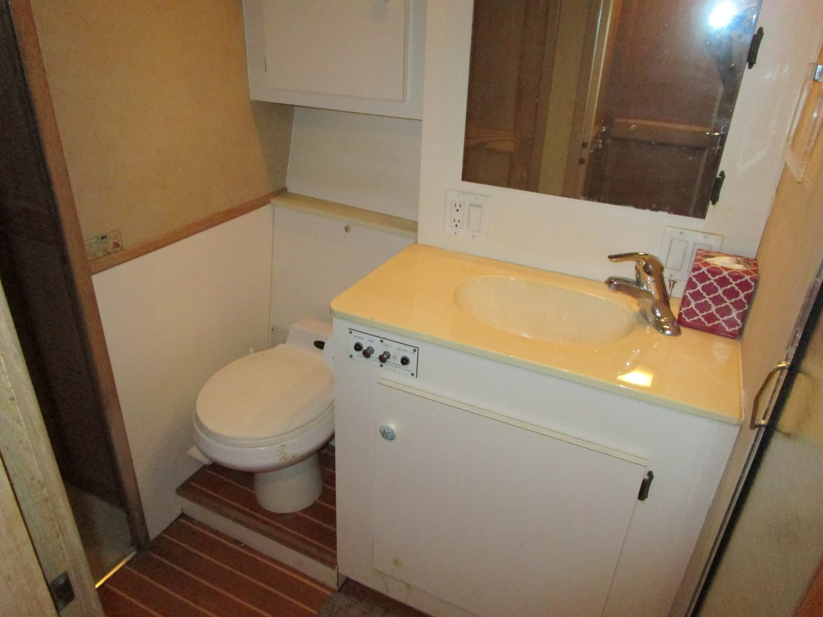 1976 Hatteras 53 Convertible - Photo 20
