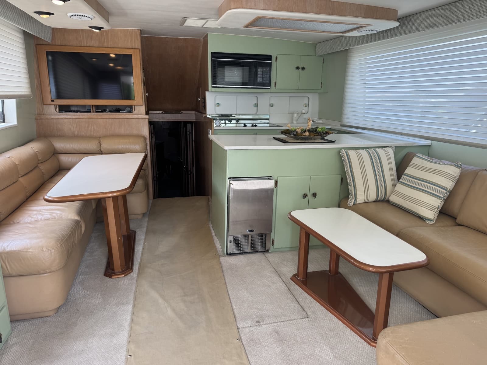 1976 Hatteras 53 Convertible - Photo 2