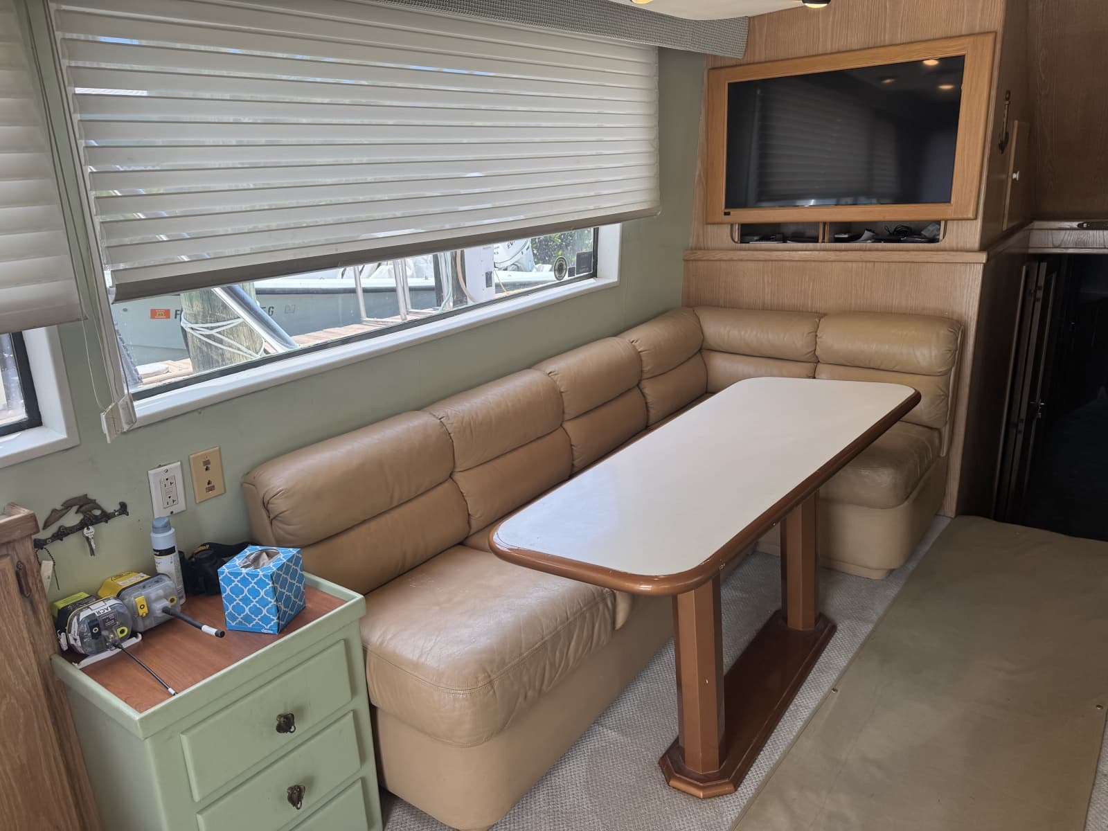 1976 Hatteras 53 Convertible - Photo 4