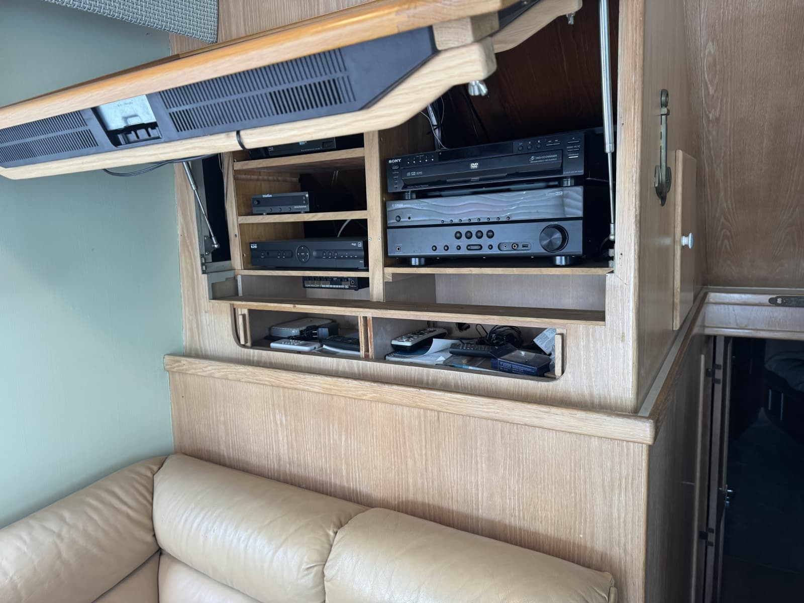 1976 Hatteras 53 Convertible - Photo 6