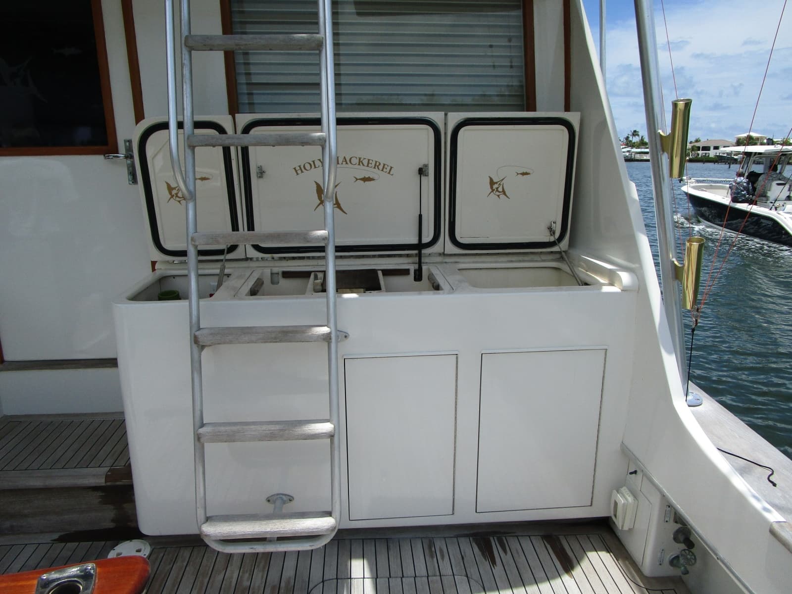 1976 Hatteras 53 Convertible - Photo 32