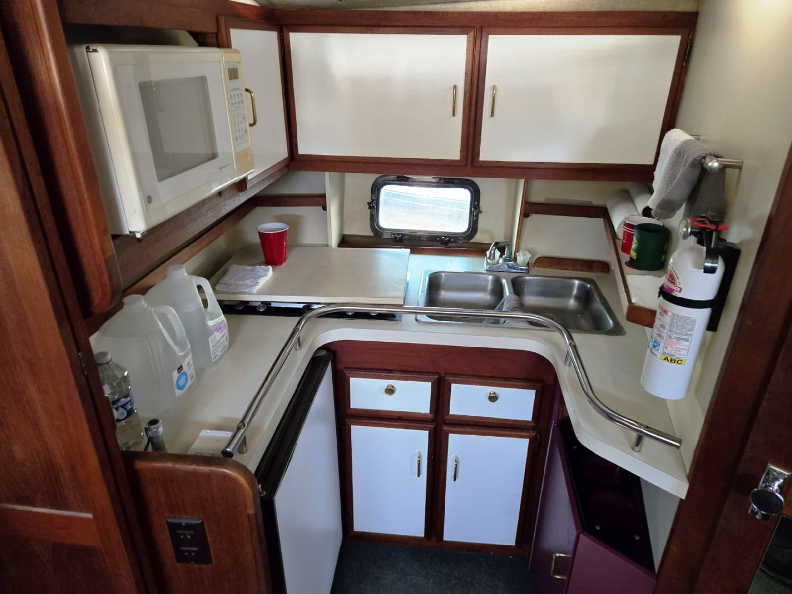 1984 Cruisers Yachts Ultra Vee 336 - Photo 17
