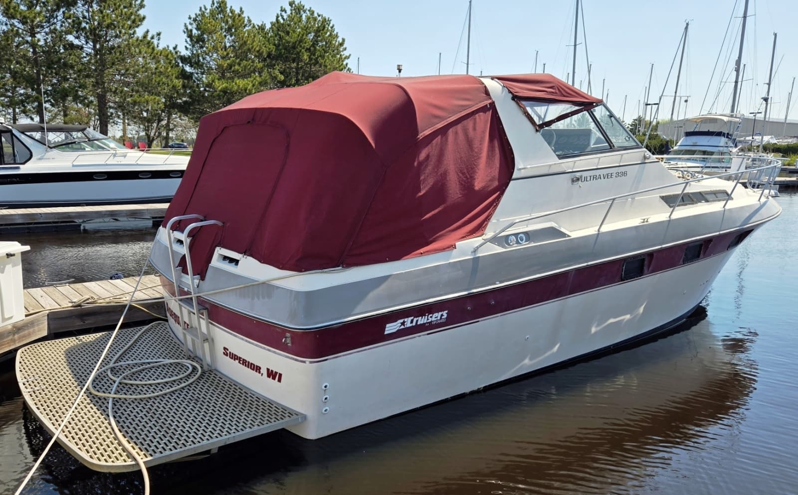 1984 Cruisers Yachts Ultra Vee 336 - Photo 2