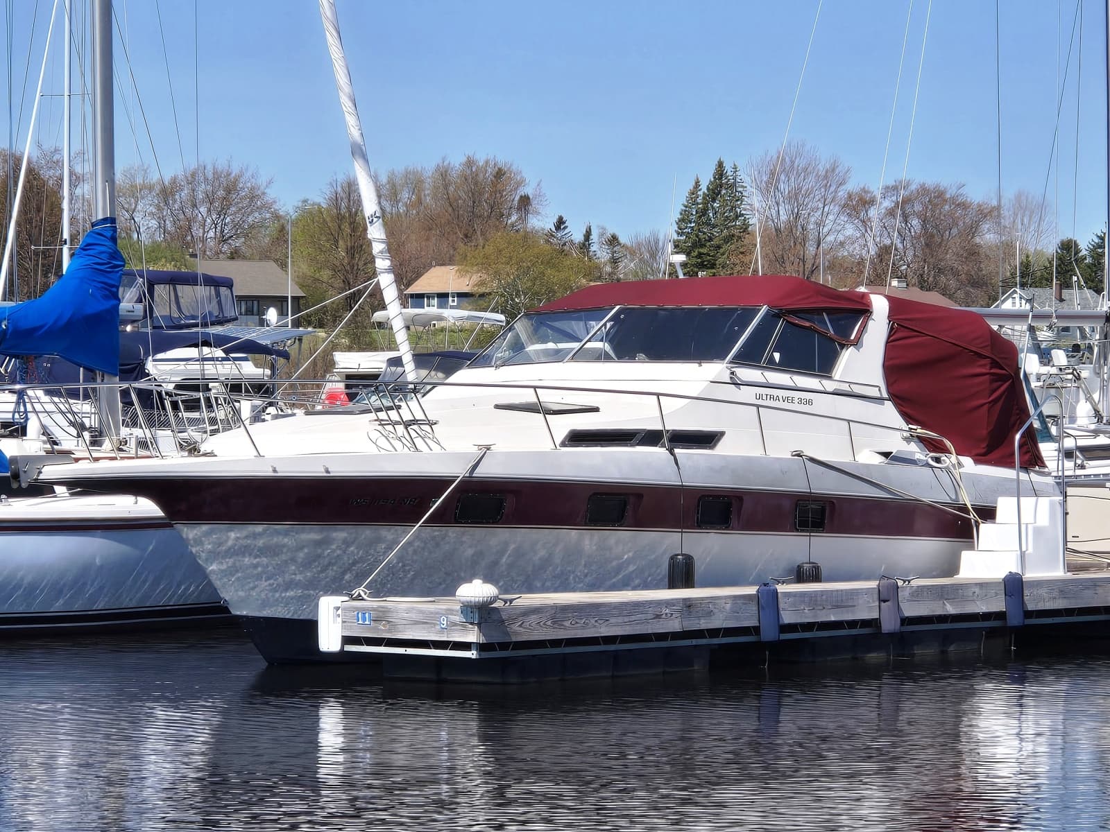 1984 Cruisers Yachts Ultra Vee 336 - Photo 1