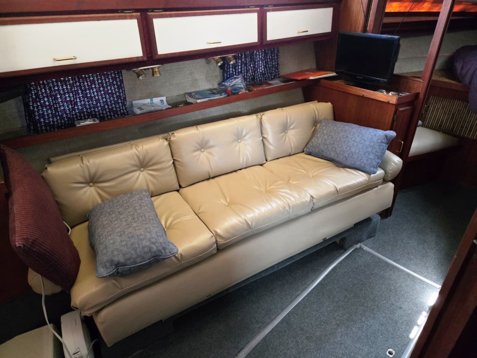 1984 Cruisers Yachts Ultra Vee 336 - Photo 16