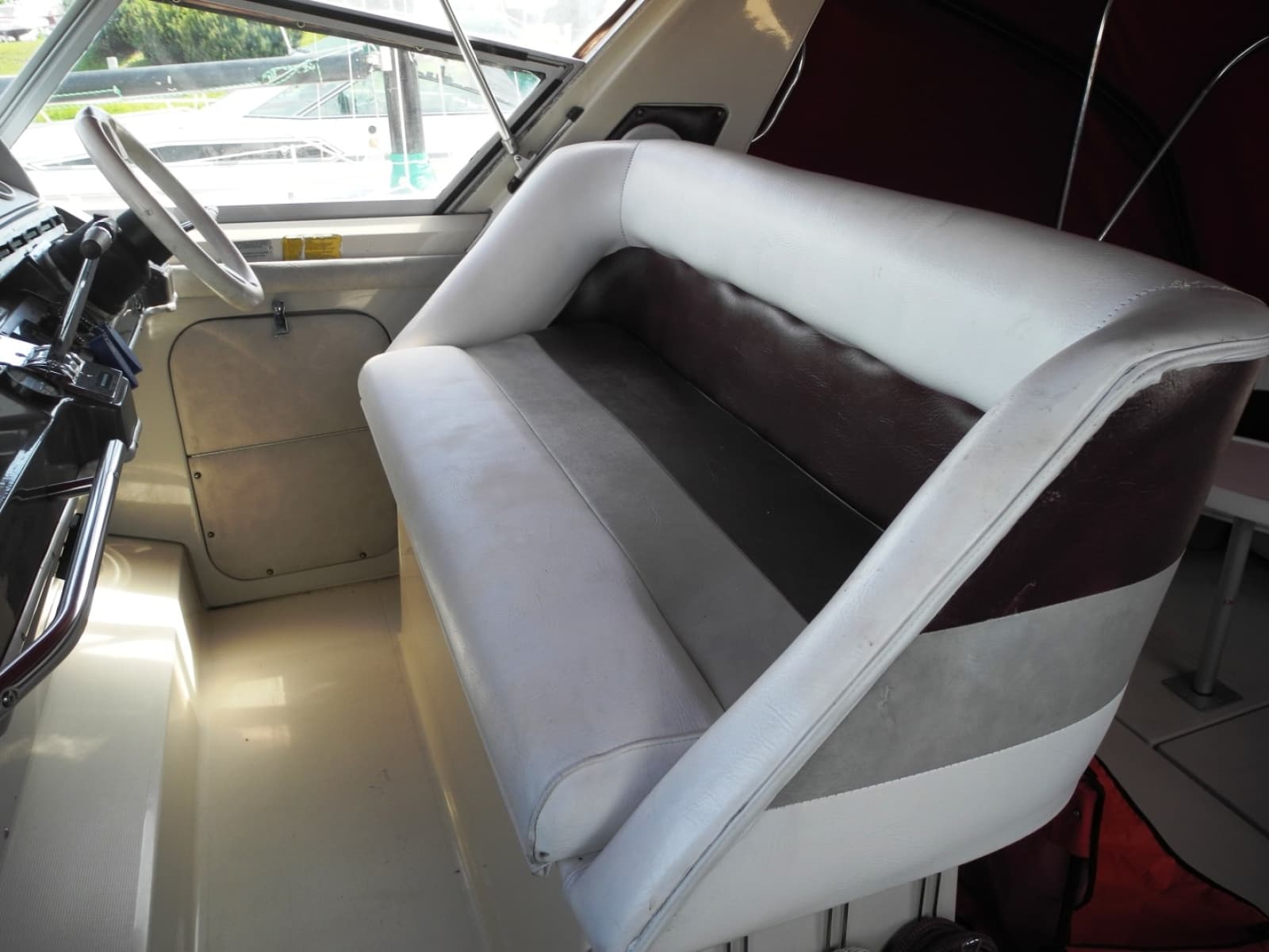 1984 Cruisers Yachts Ultra Vee 336 - Photo 9