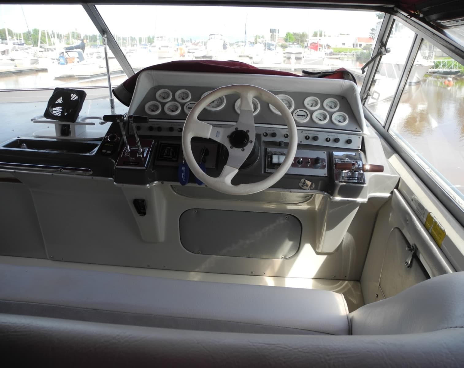 1984 Cruisers Yachts Ultra Vee 336 - Photo 11