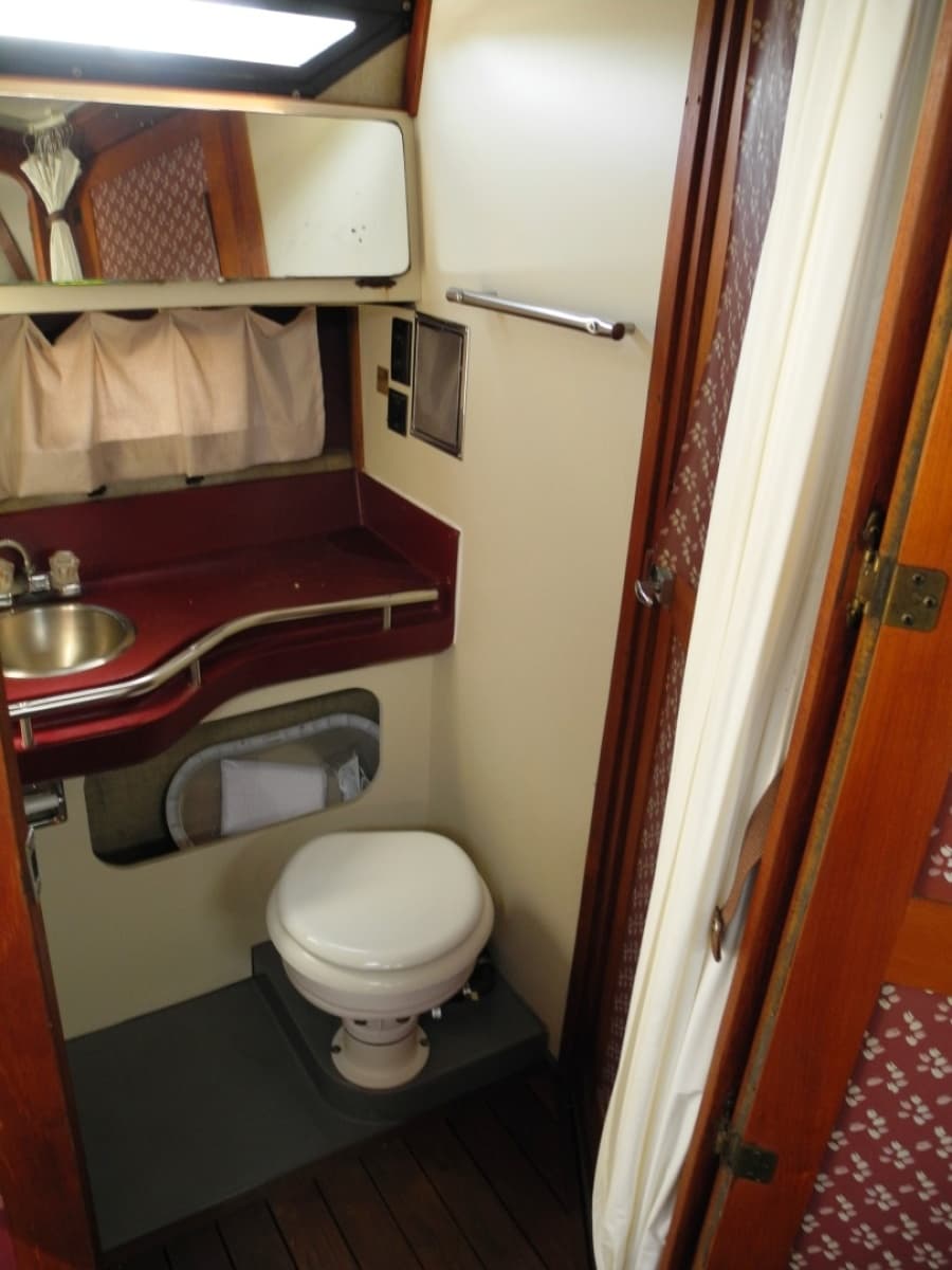 1984 Cruisers Yachts Ultra Vee 336 - Photo 20