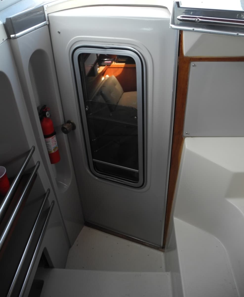 1984 Cruisers Yachts Ultra Vee 336 - Photo 12