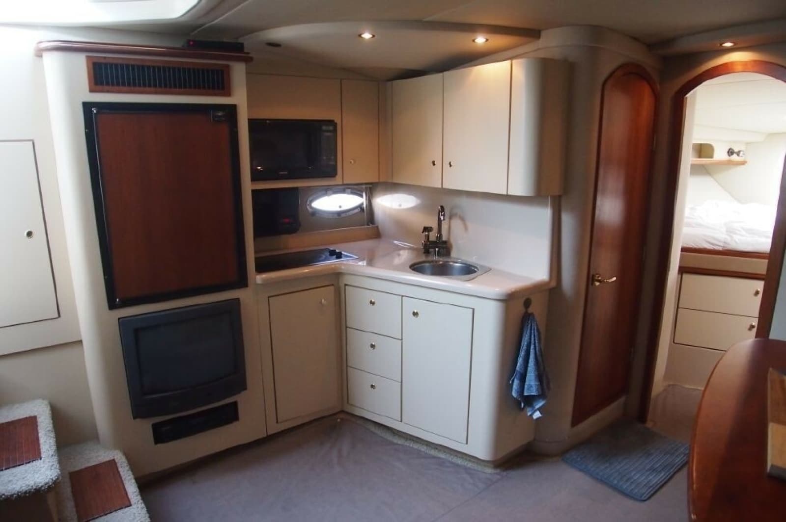 2002 Cruisers Yachts 3572 - Photo 4