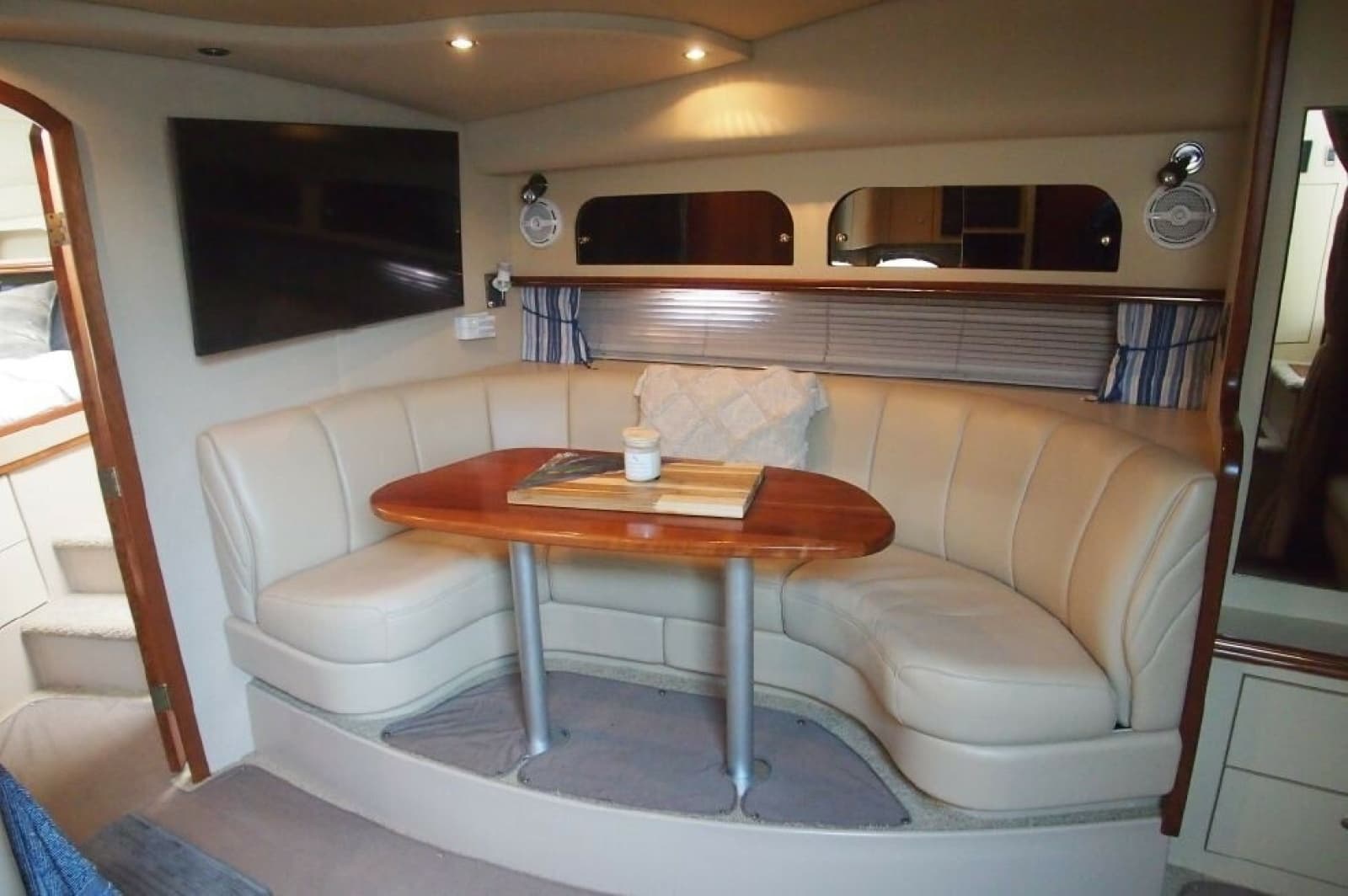 2002 Cruisers Yachts 3572 - Photo 2