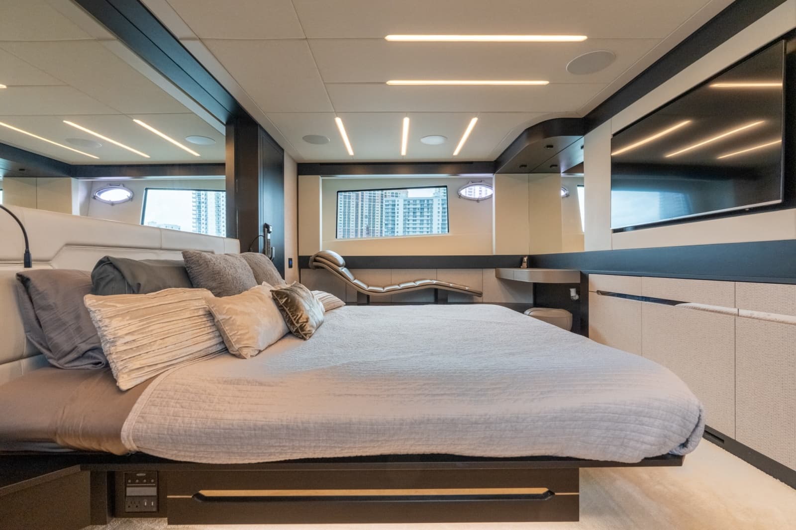 2020 Pershing 8X - Photo 56
