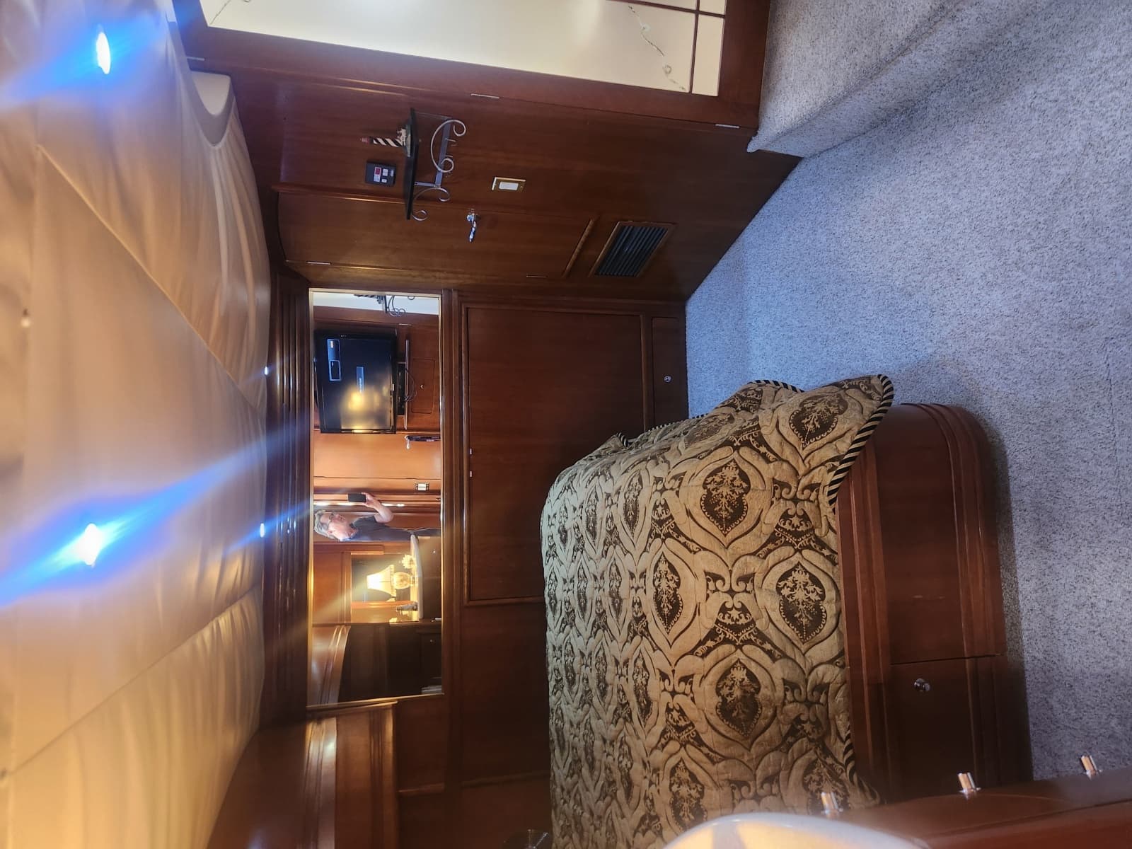1998 Carver Voyager - Photo 13