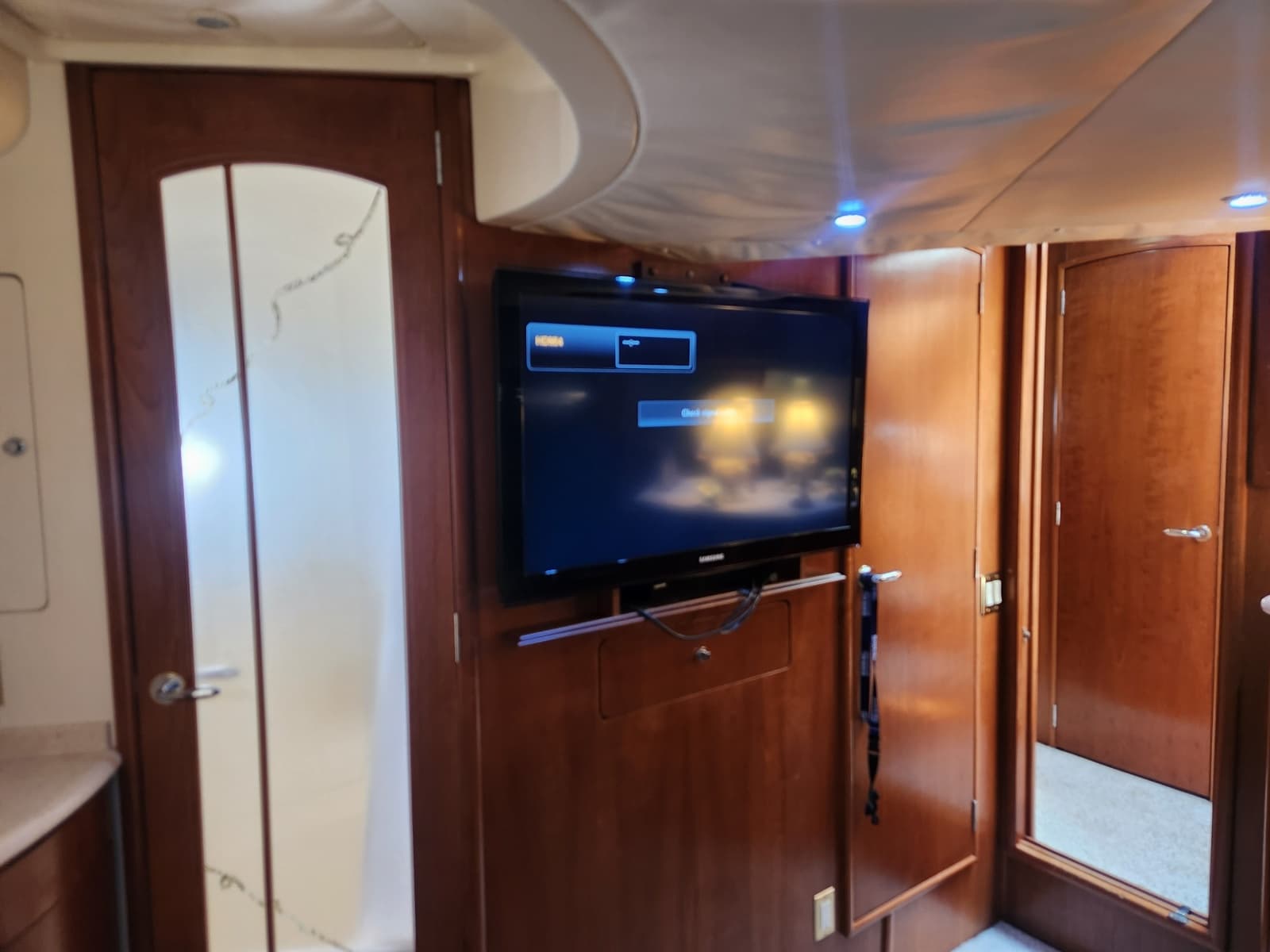 1998 Carver Voyager - Photo 36