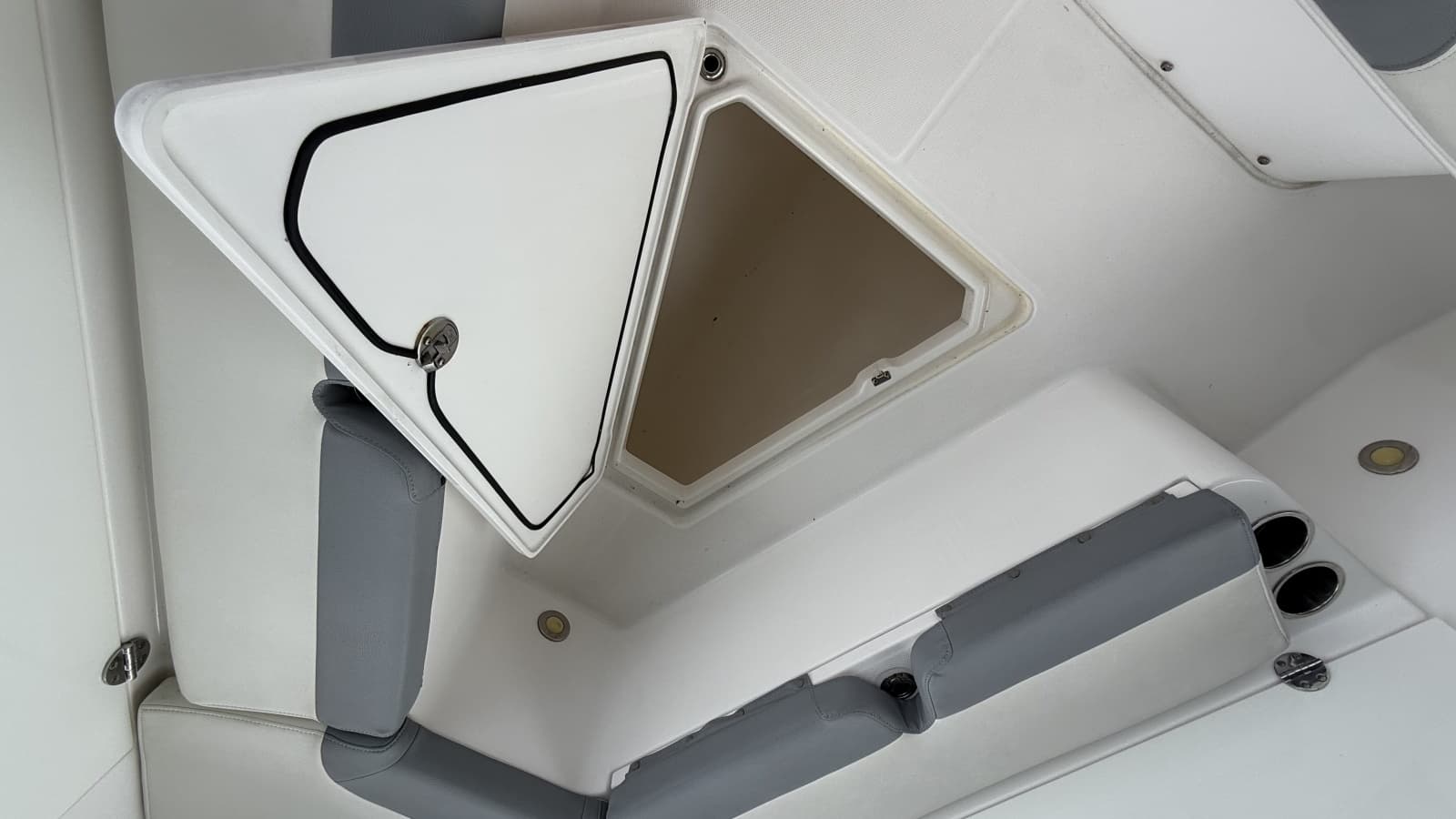 2016 Everglades 295 Center Console - Photo 26