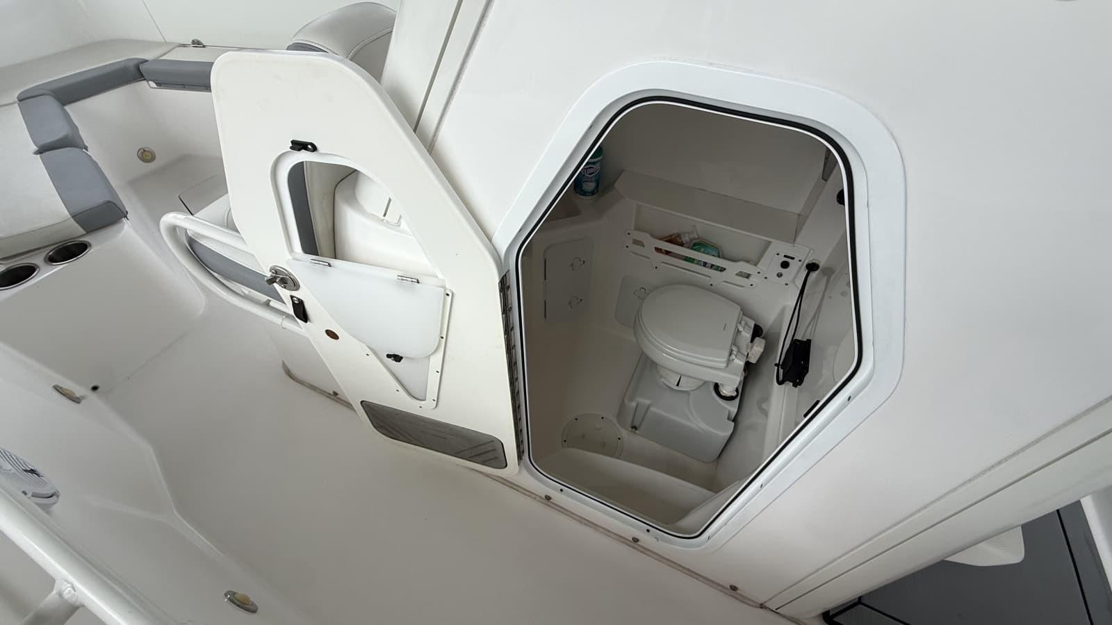 2016 Everglades 295 Center Console - Photo 23