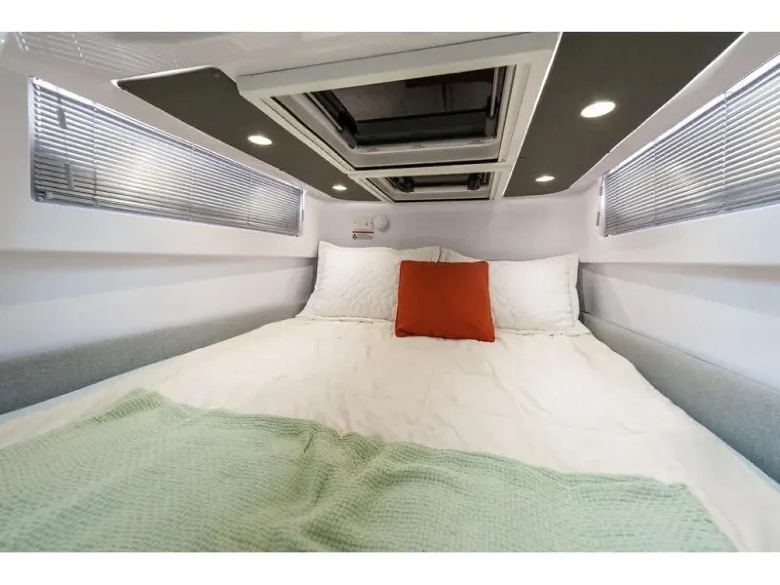 2022 Axopar 37 XC CROSS CABIN - Photo 32
