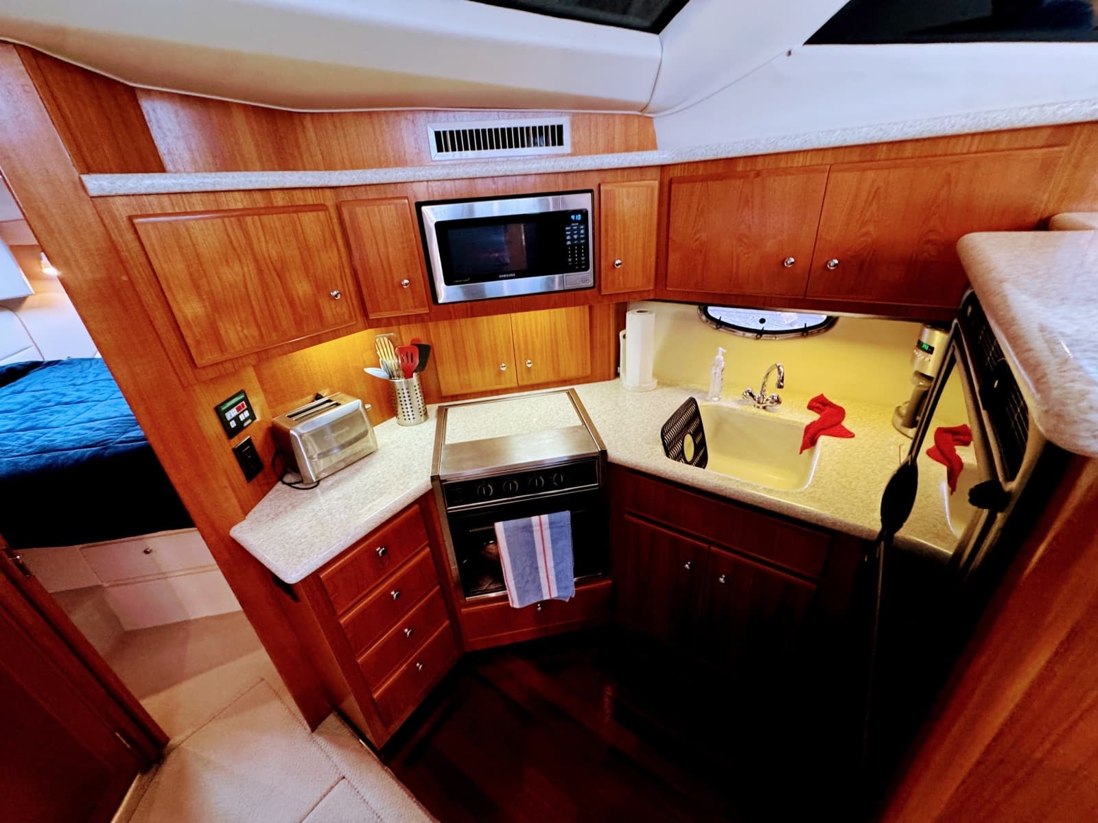 1999 Carver 406 Aft Cabin Motor Yacht - Photo 36