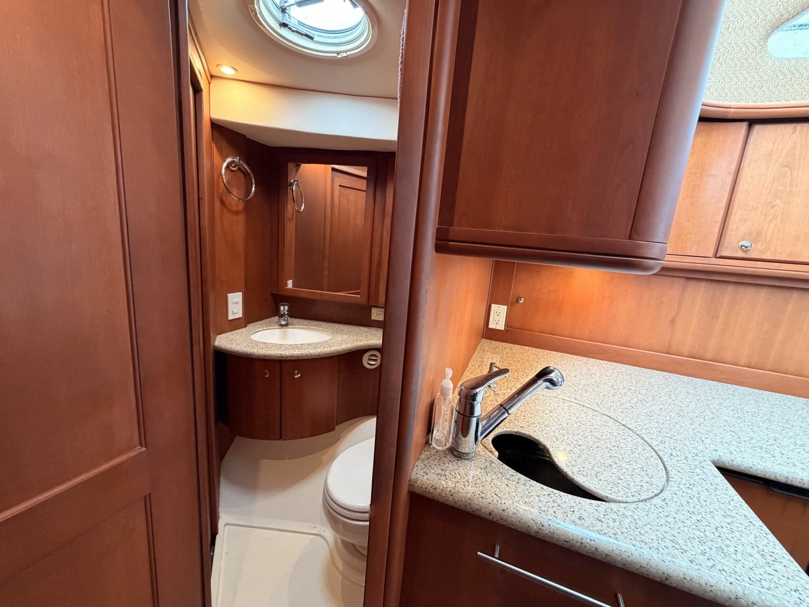 2006 Silverton 38 Convertible - Photo 18