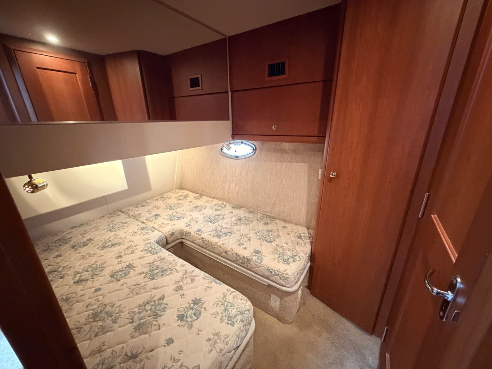 2006 Silverton 38 Convertible - Photo 22