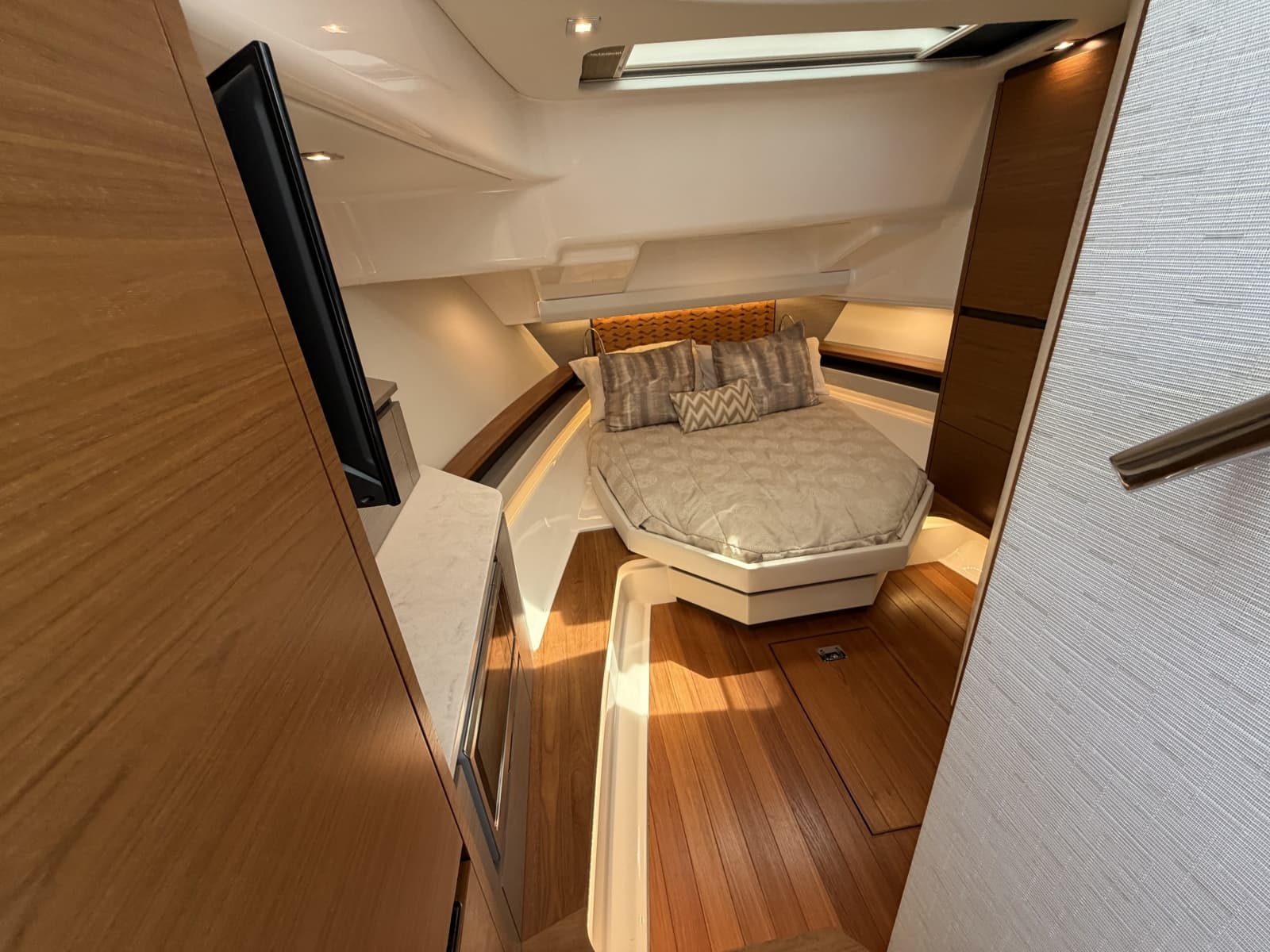 2023 Tiara Yachts 48 LS - Photo 25