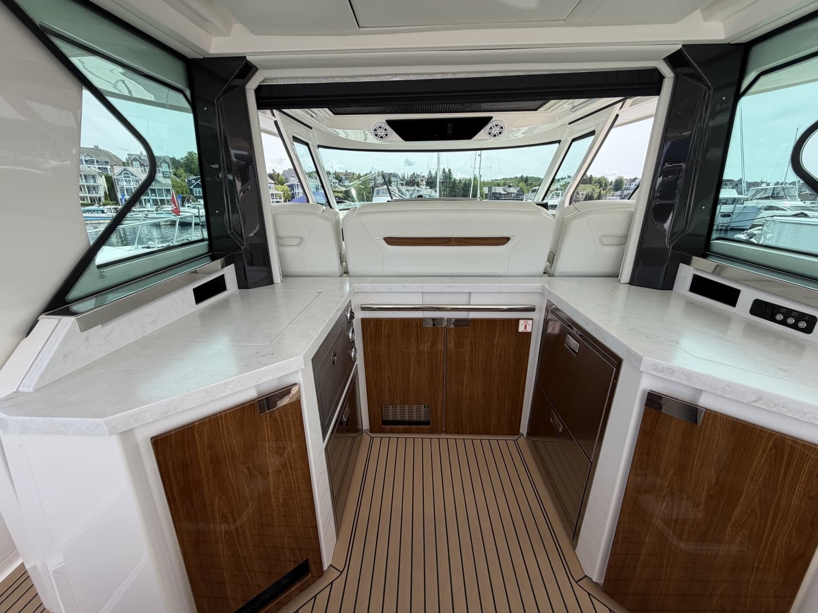 2023 Tiara Yachts 48 LS - Photo 12