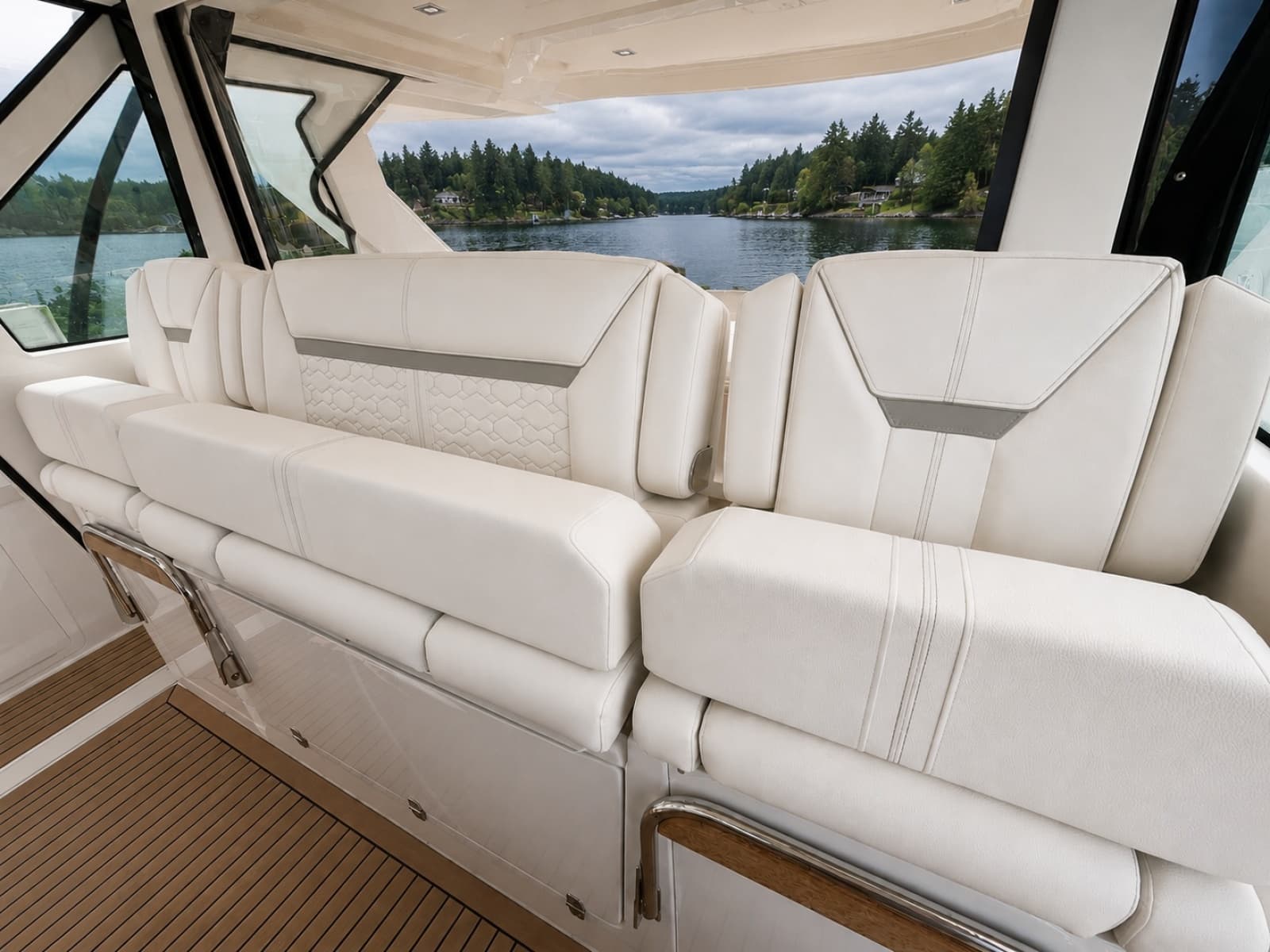 2023 Tiara Yachts 48 LS - Photo 8