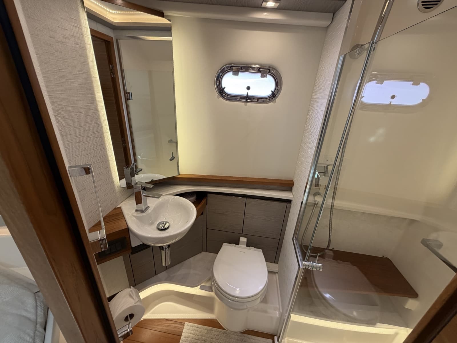 2023 Tiara Yachts 48 LS - Photo 28