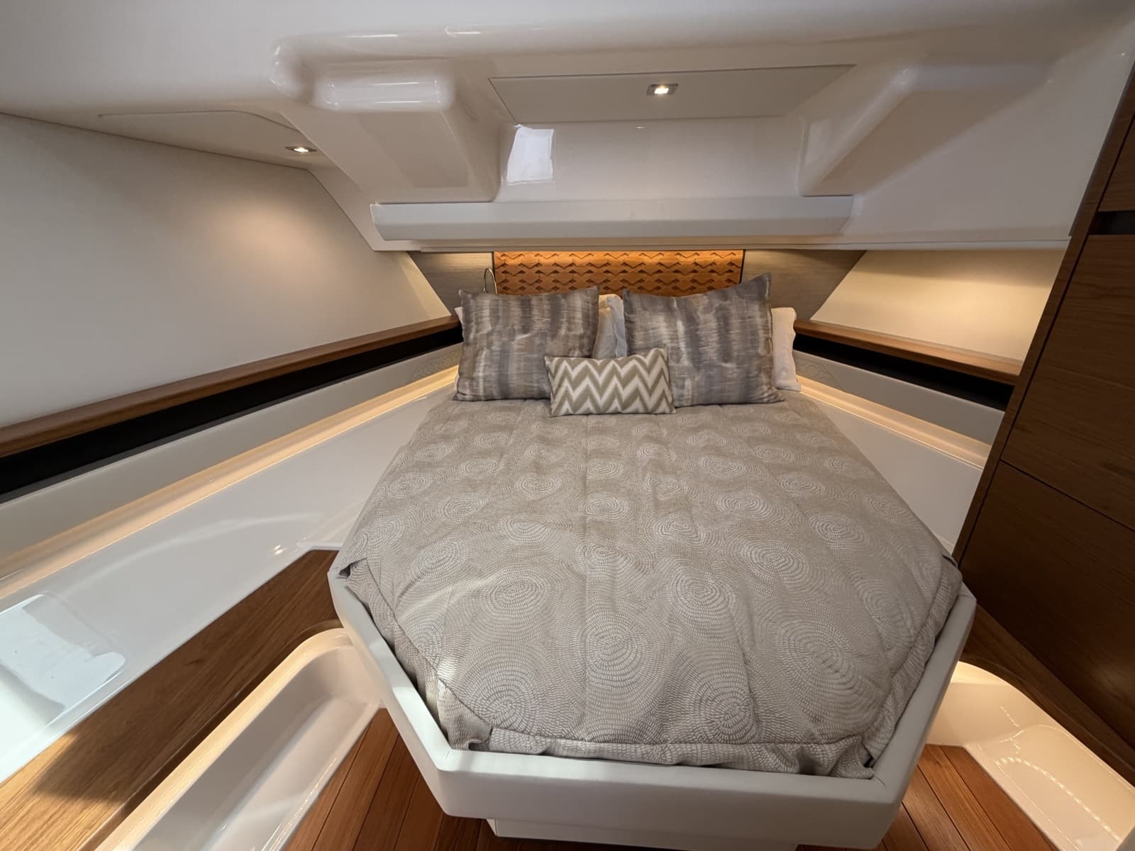 2023 Tiara Yachts 48 LS - Photo 27