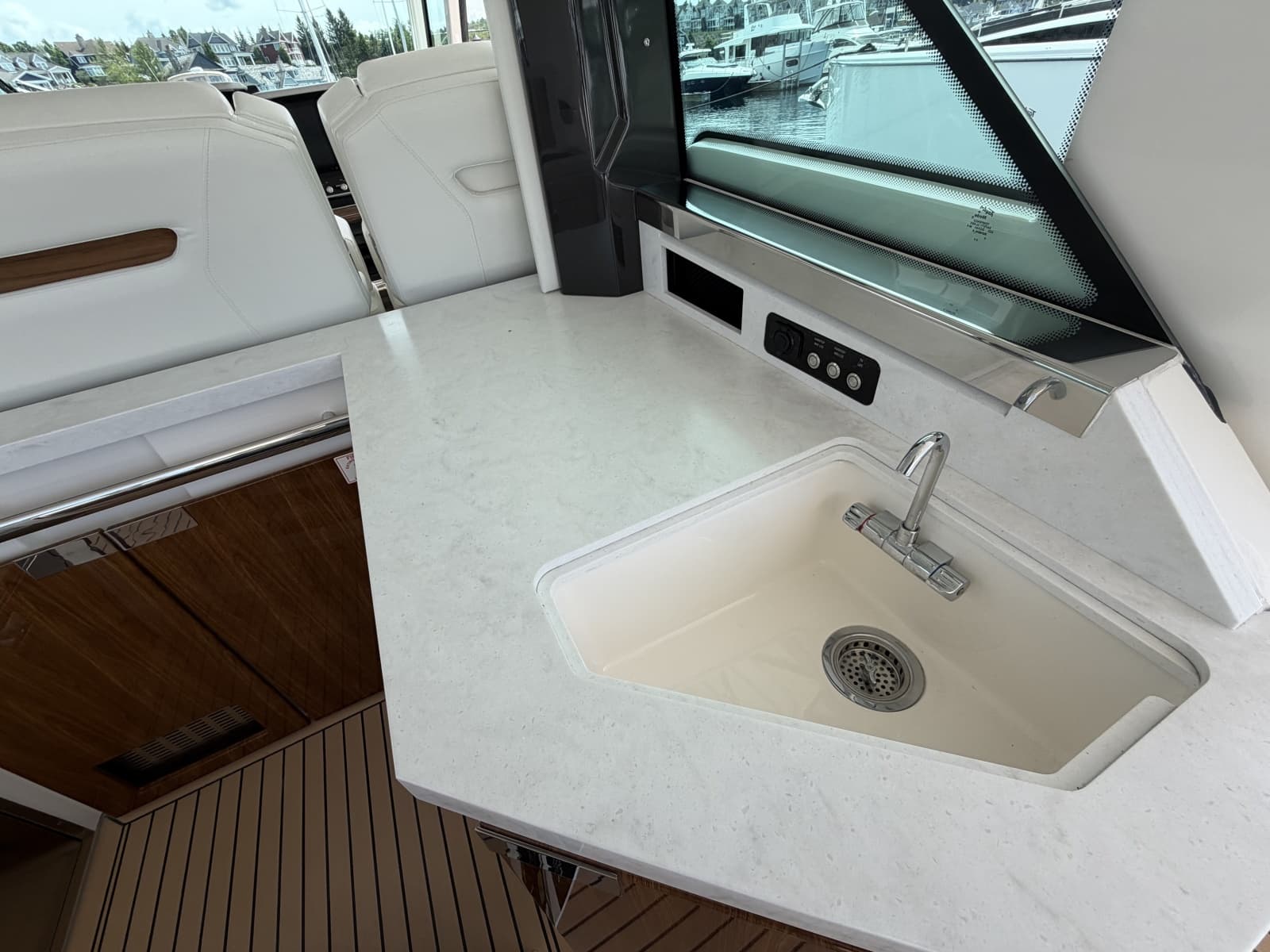 2023 Tiara Yachts 48 LS - Photo 19