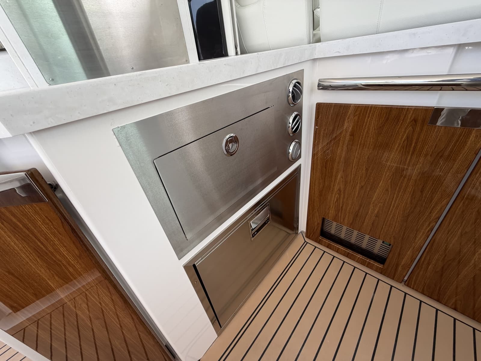 2023 Tiara Yachts 48 LS - Photo 16