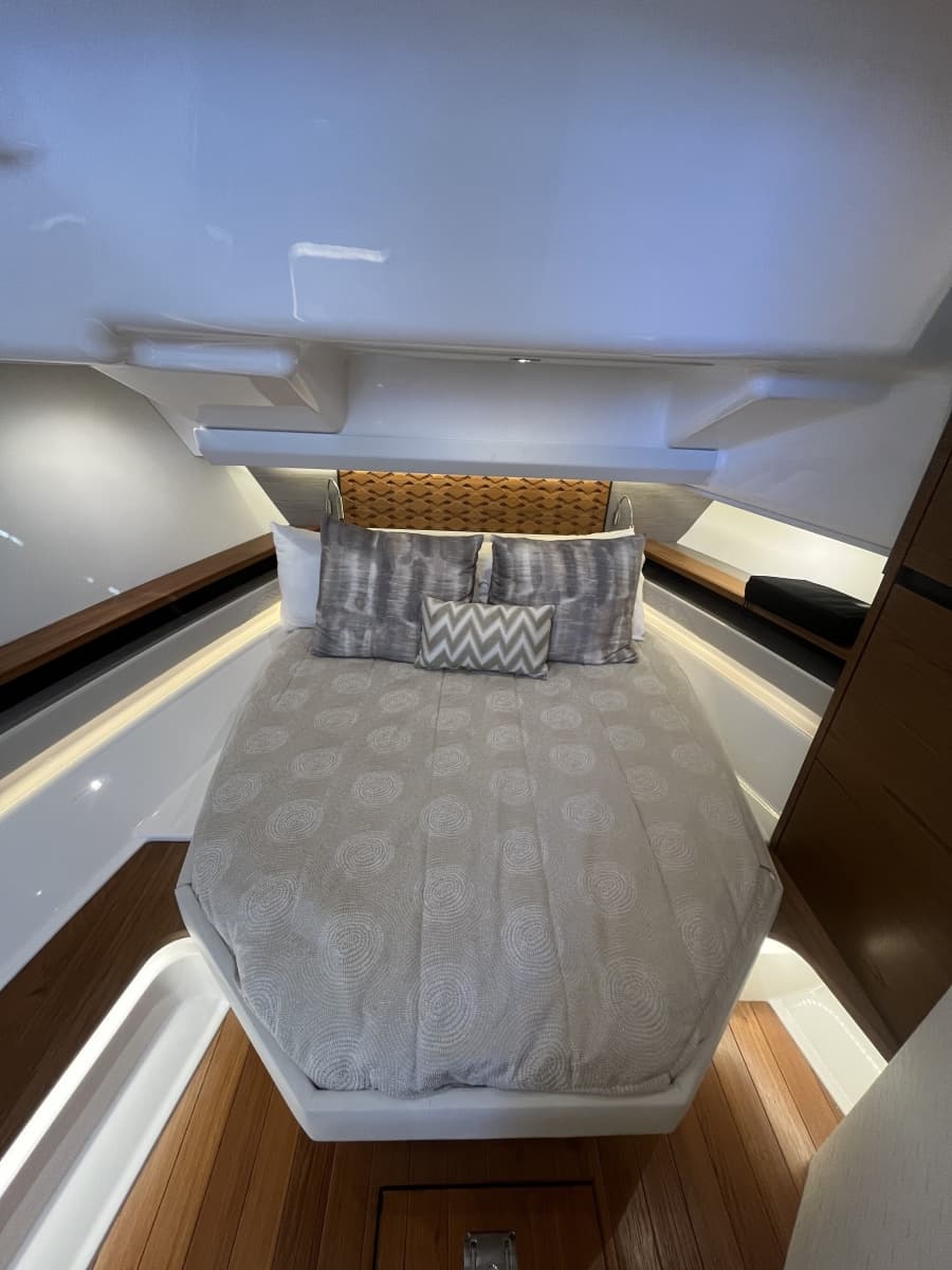 2023 Tiara Yachts 48 LS - Photo 9