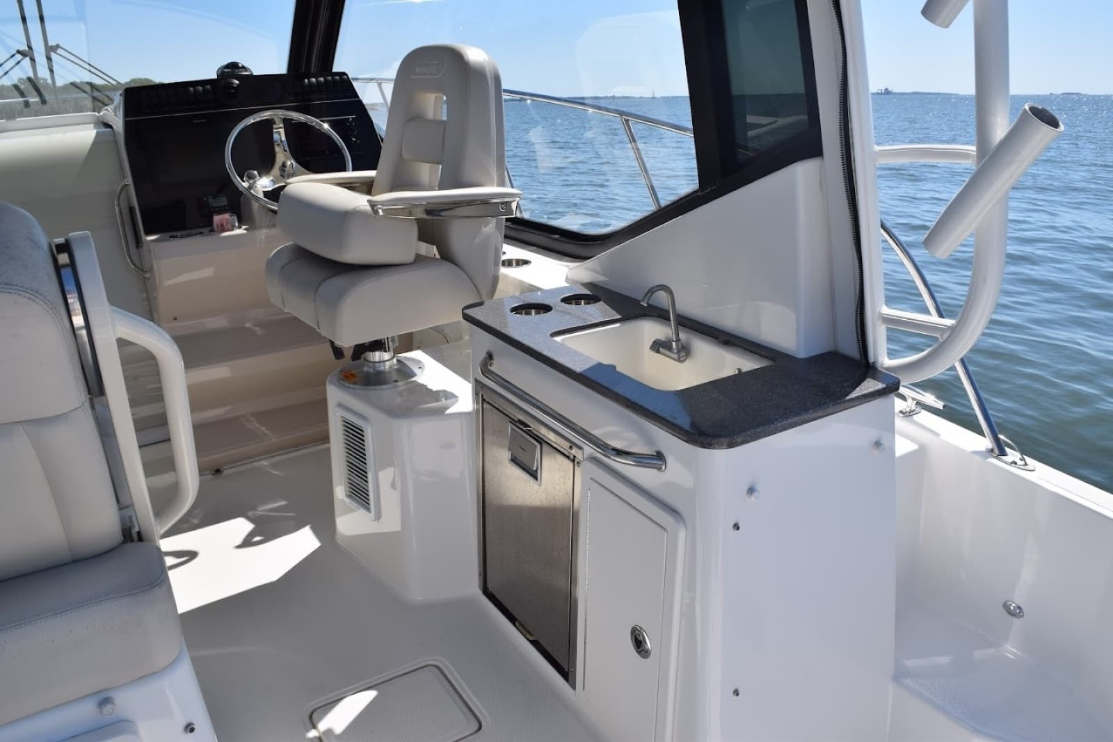 2021 Boston Whaler 325 Conquest - Photo 16
