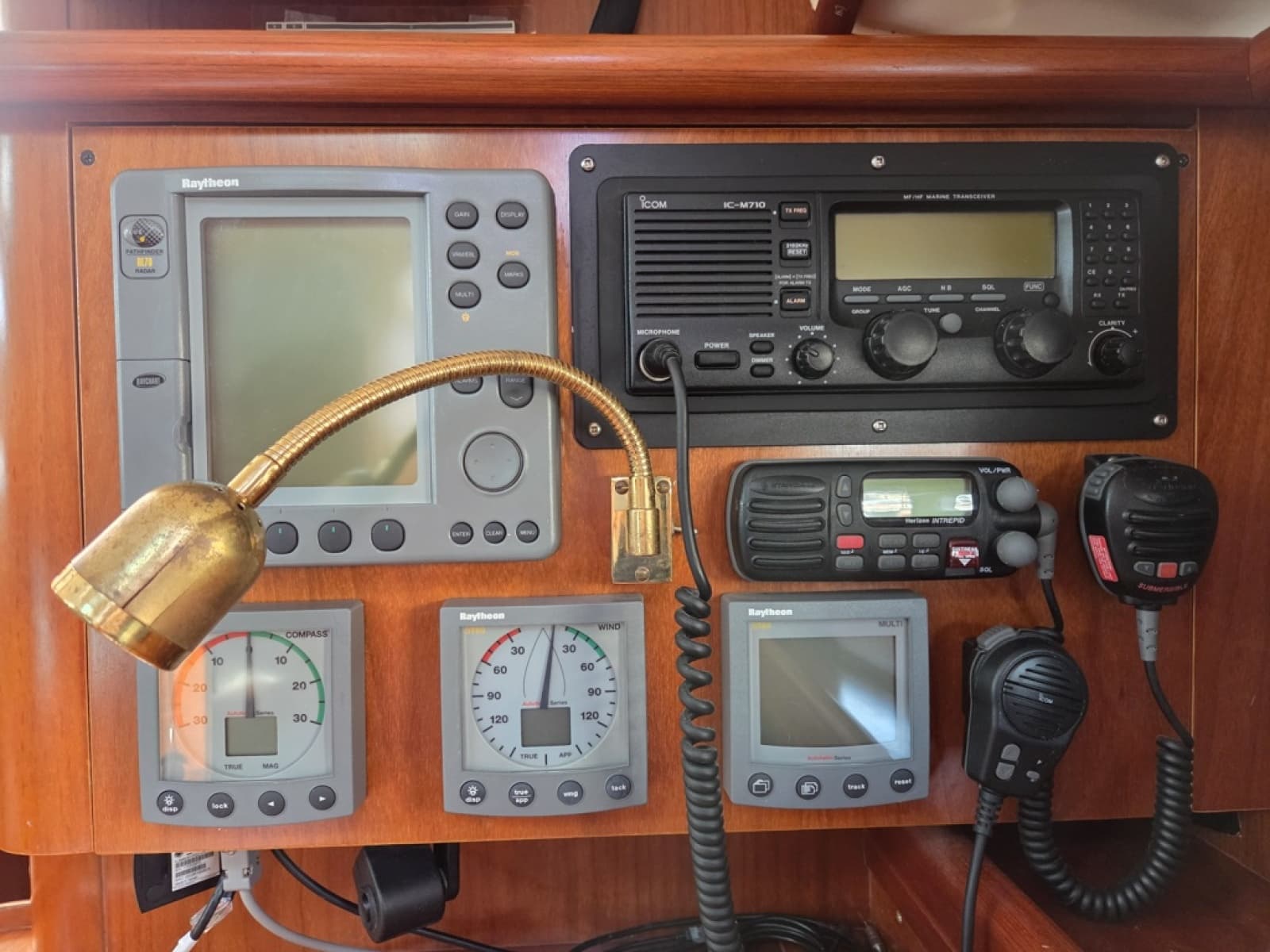 2000 Beneteau Oceanis 411 - Photo 11