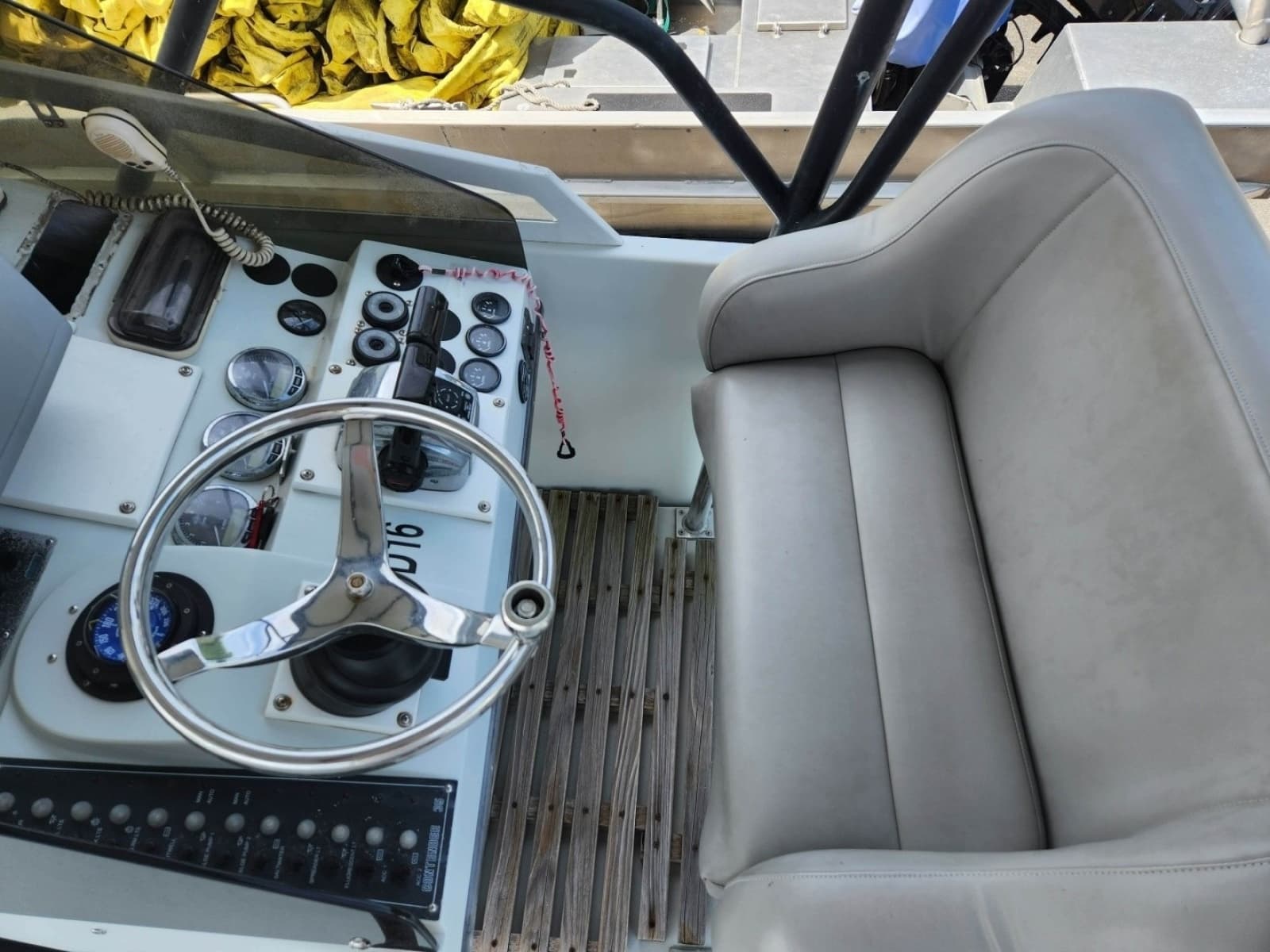 2001 Contender 35 Side Console - Photo 7