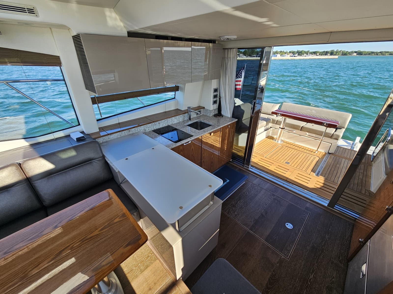 2019 Sea Ray 520 Sundancer - Photo 32