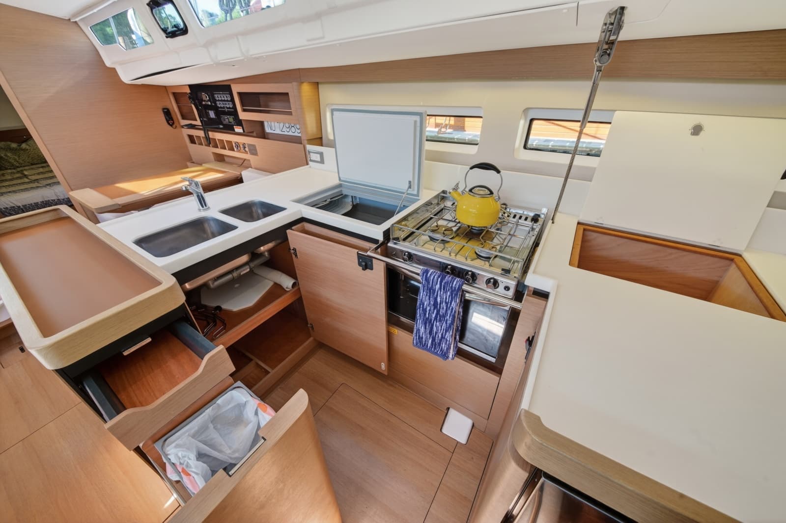 2019 Jeanneau Sun Odyssey 490 - Photo 21