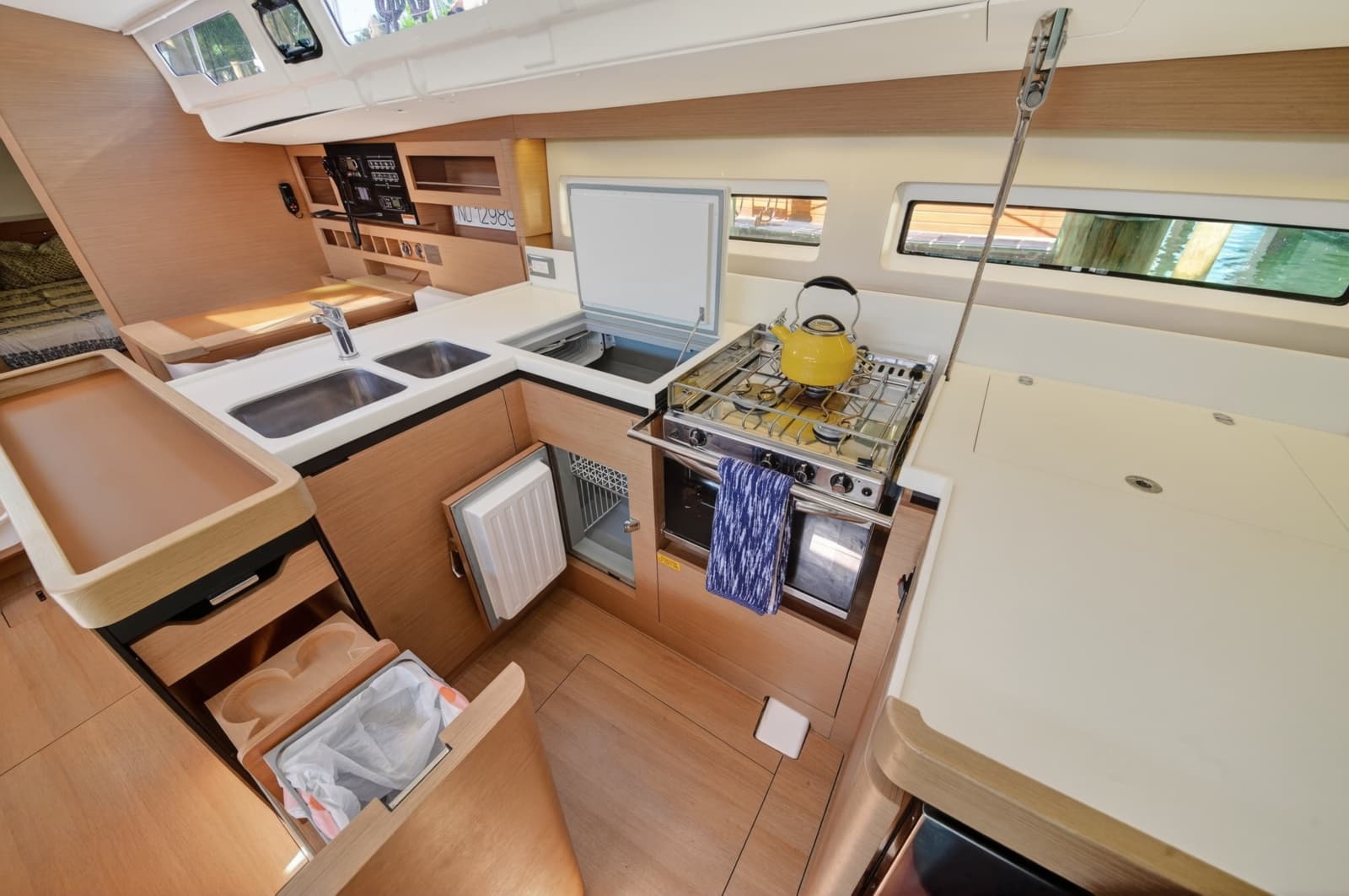 2019 Jeanneau Sun Odyssey 490 - Photo 22