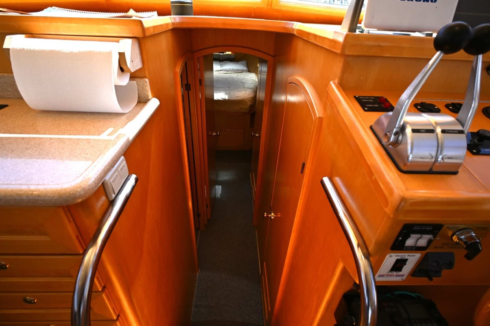 1999 McKinna 47 Sedan - Photo 26