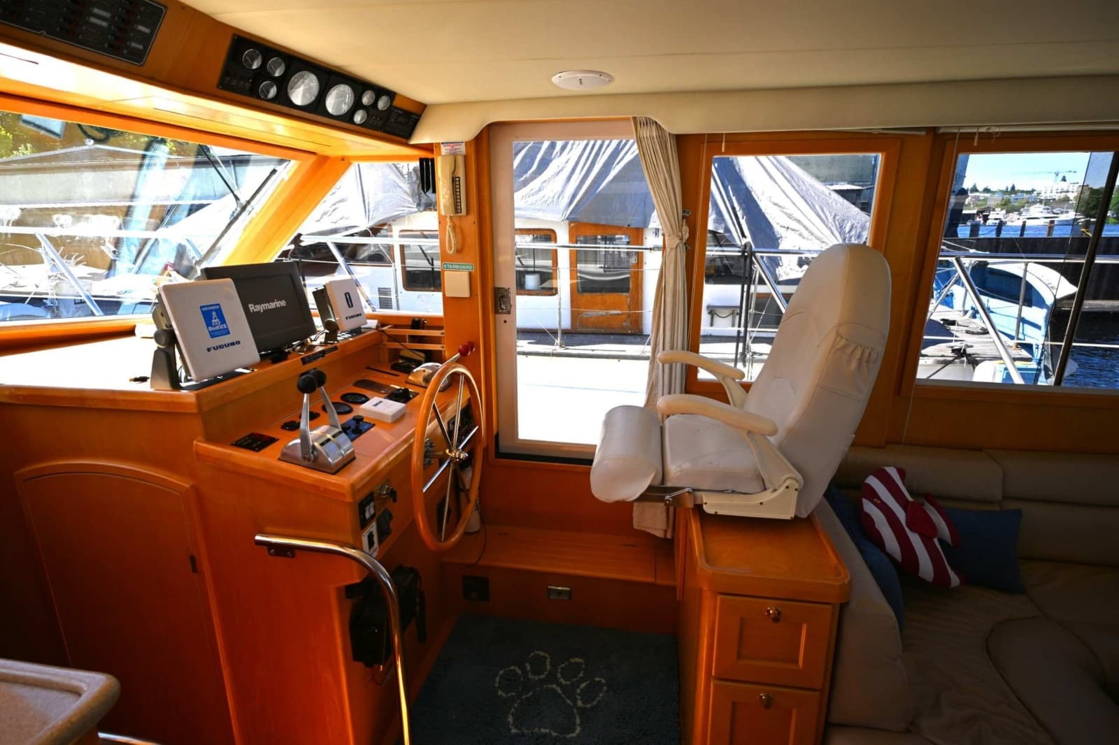 1999 McKinna 47 Sedan - Photo 27