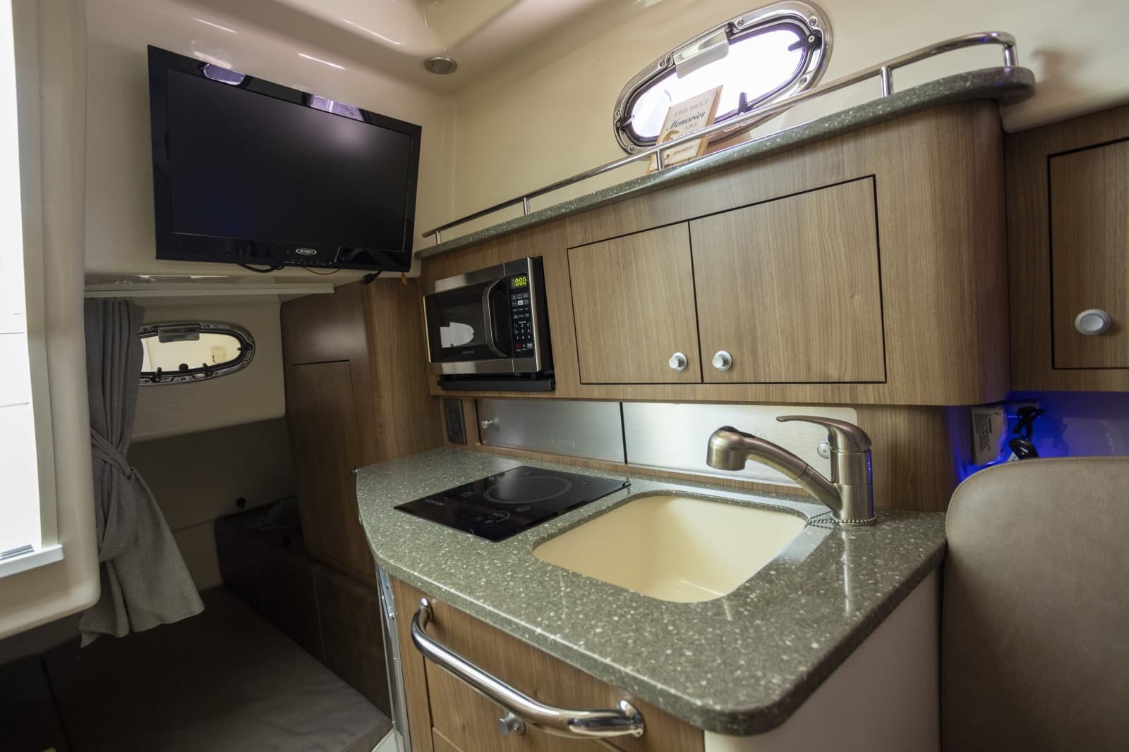 2014 Boston Whaler 315 Conquest - Photo 21