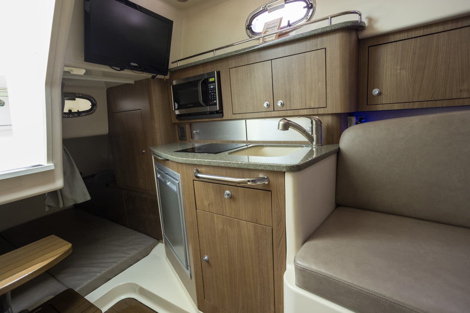 2014 Boston Whaler 315 Conquest - Photo 22