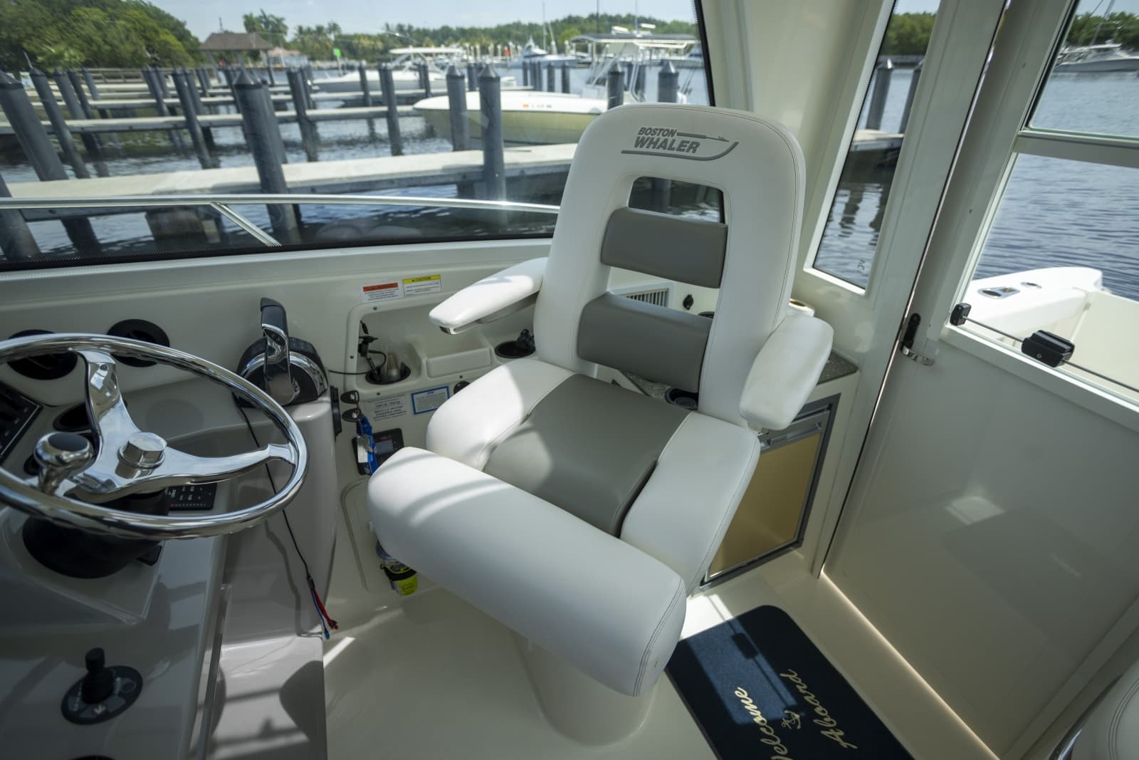 2014 Boston Whaler 315 Conquest - Photo 17