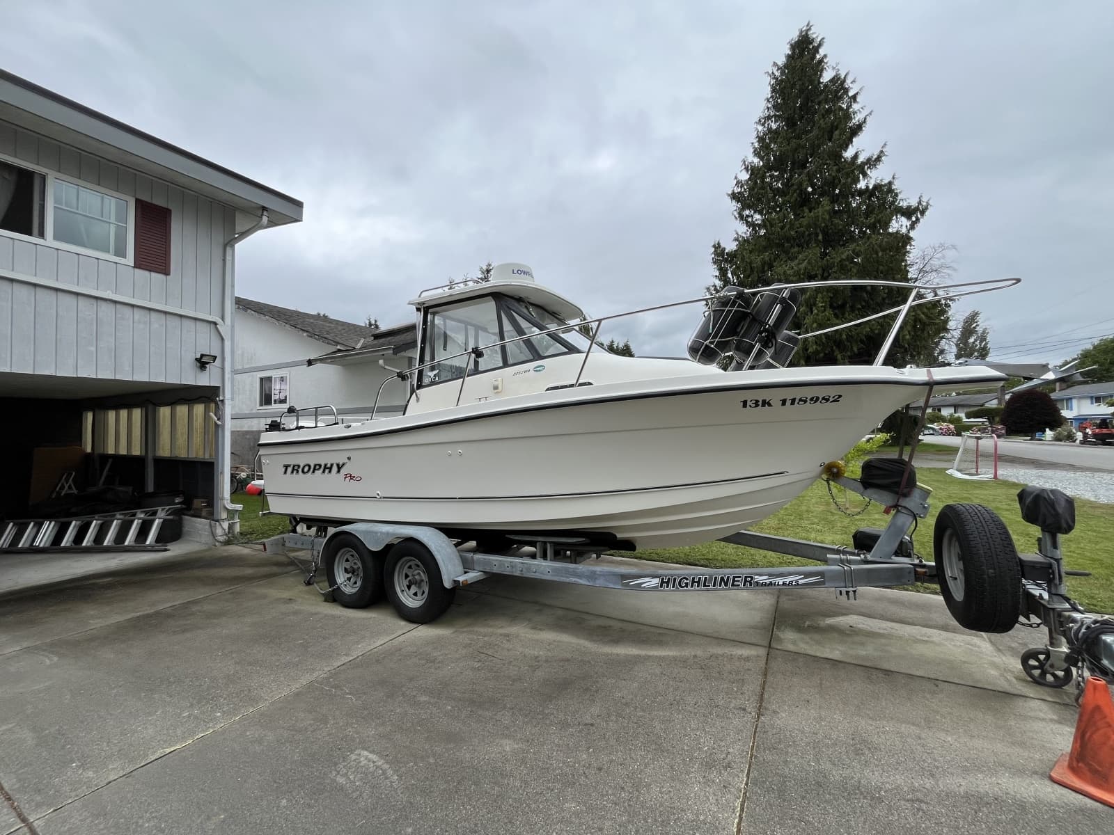 2005 Bayliner Trophy 2052 Walkaround - Photo 4