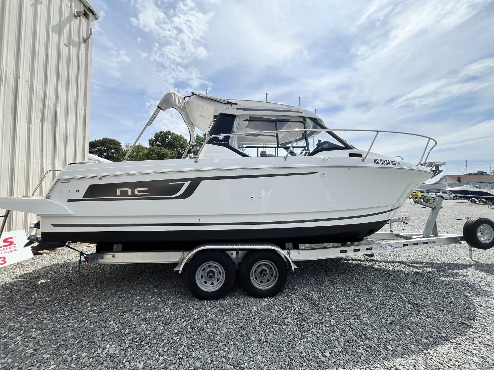 2022 Jeanneau NC 795 Series 2 - Photo 1