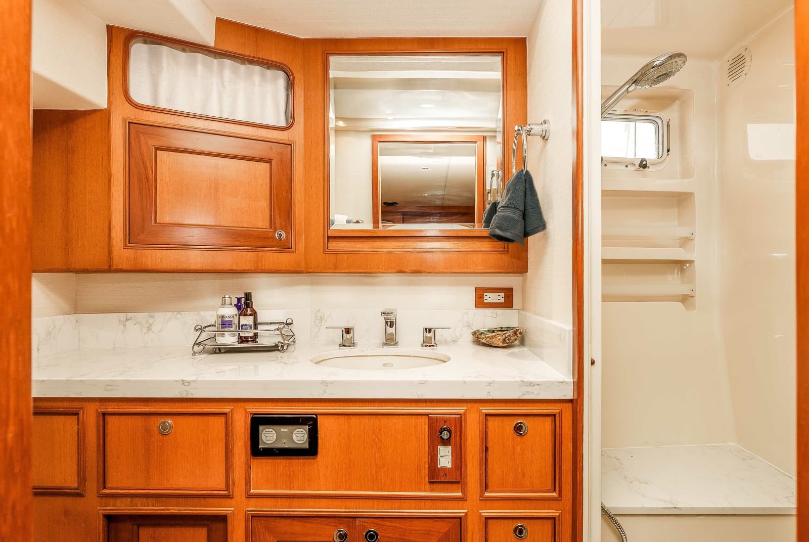 2005 Offshore Yachts Pilothouse - Photo 31